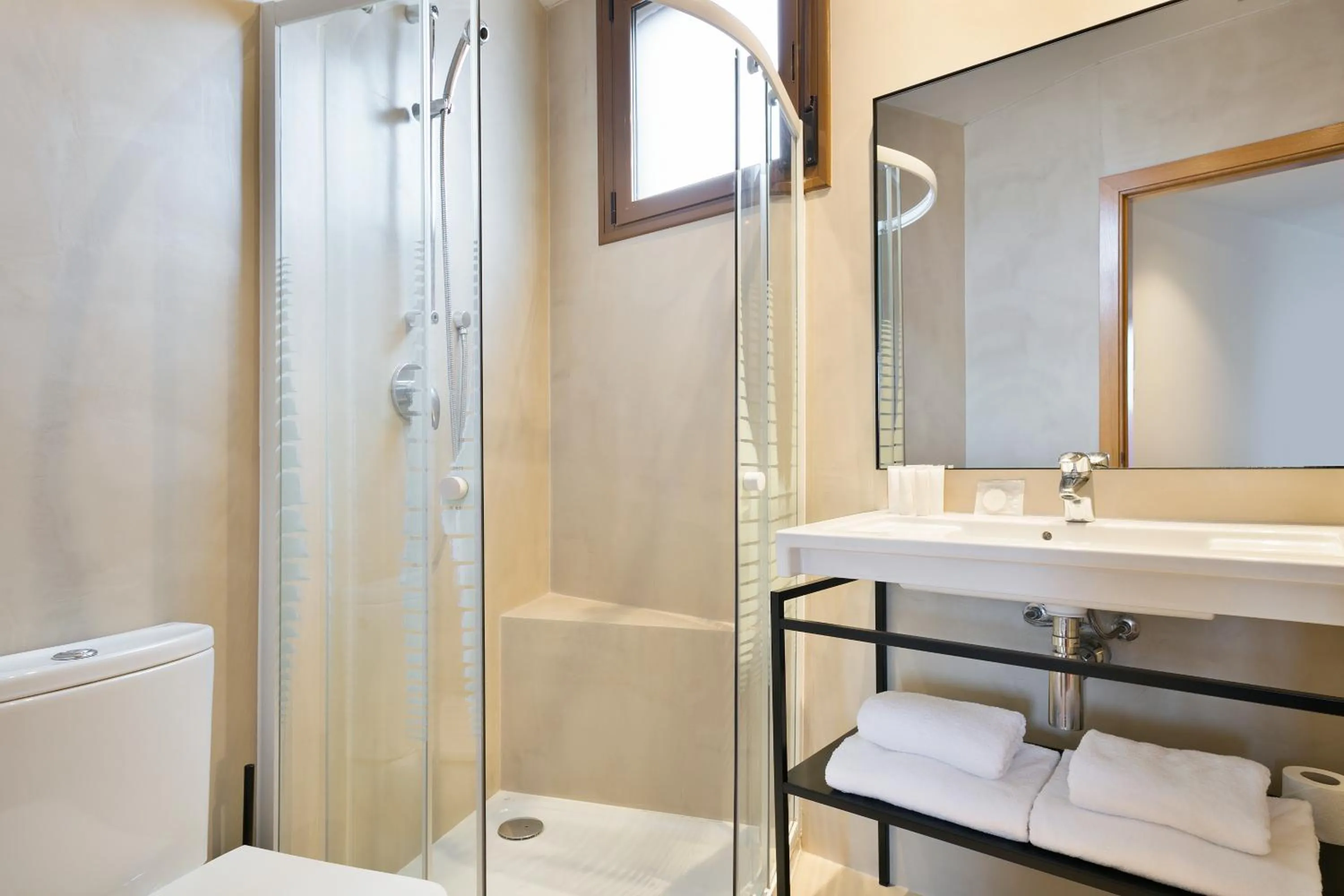 Shower in Vale Suites