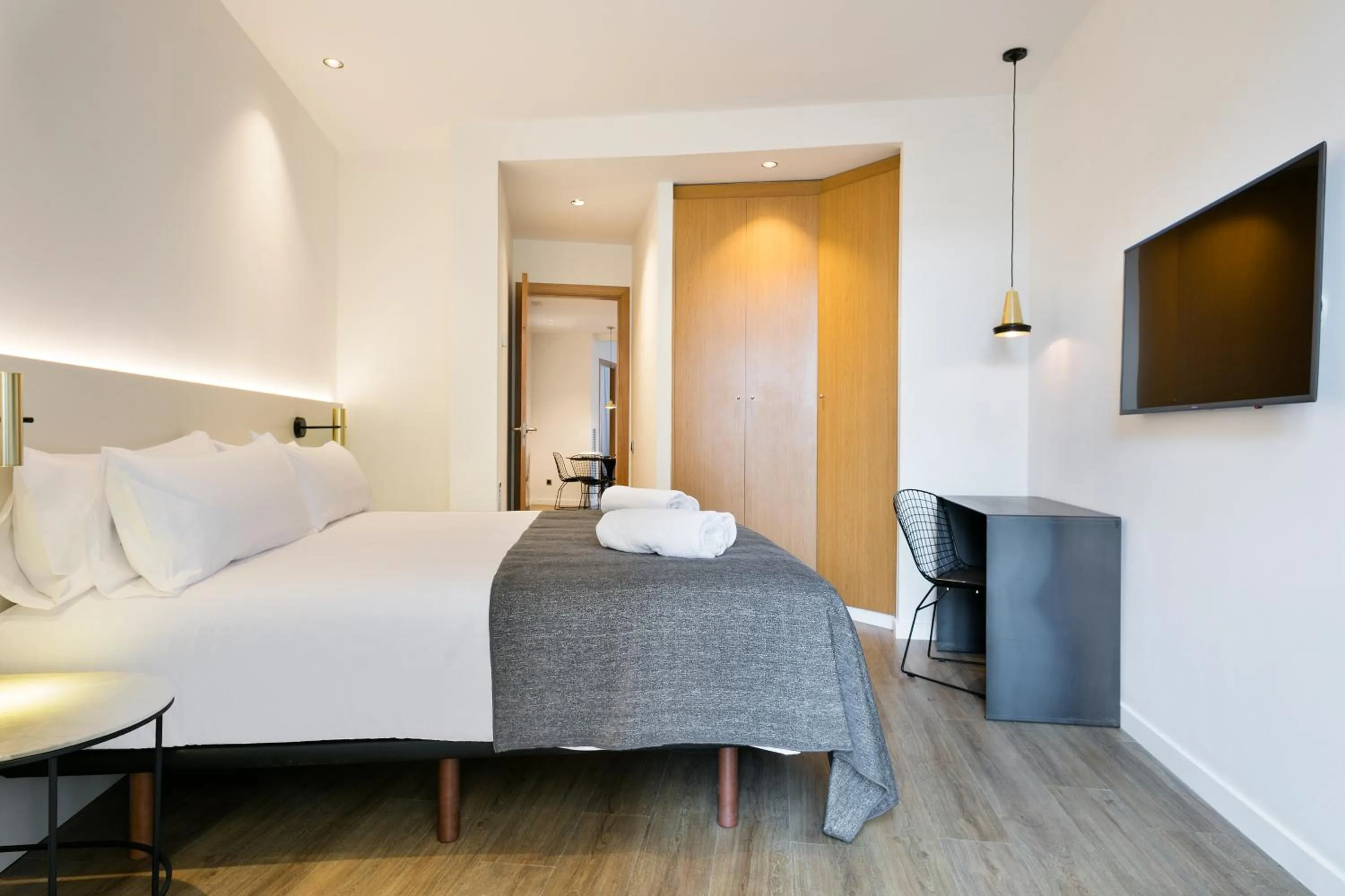 Seating area, Bed in Vale Suites