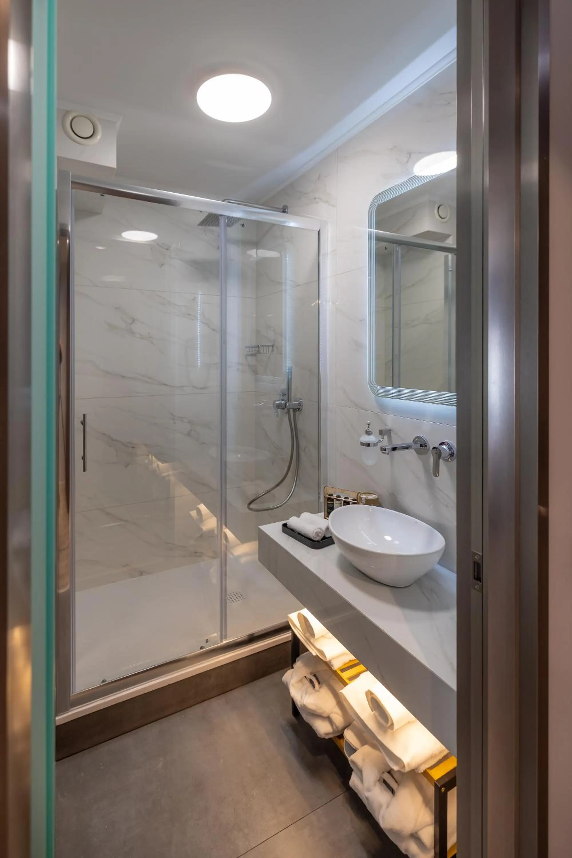 Shower in 507 Athens