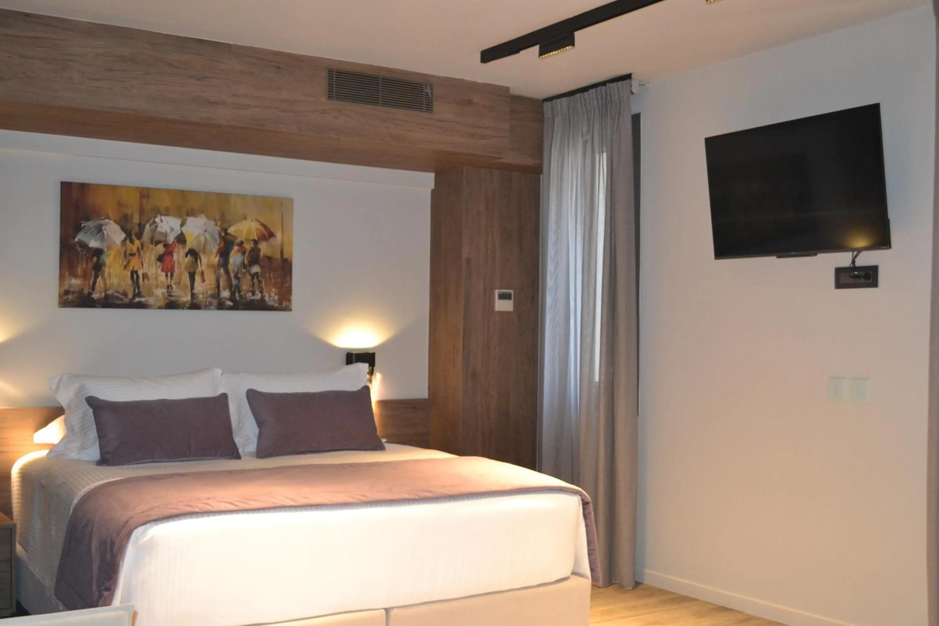 Photo of the whole room, Bed in 507 Athens