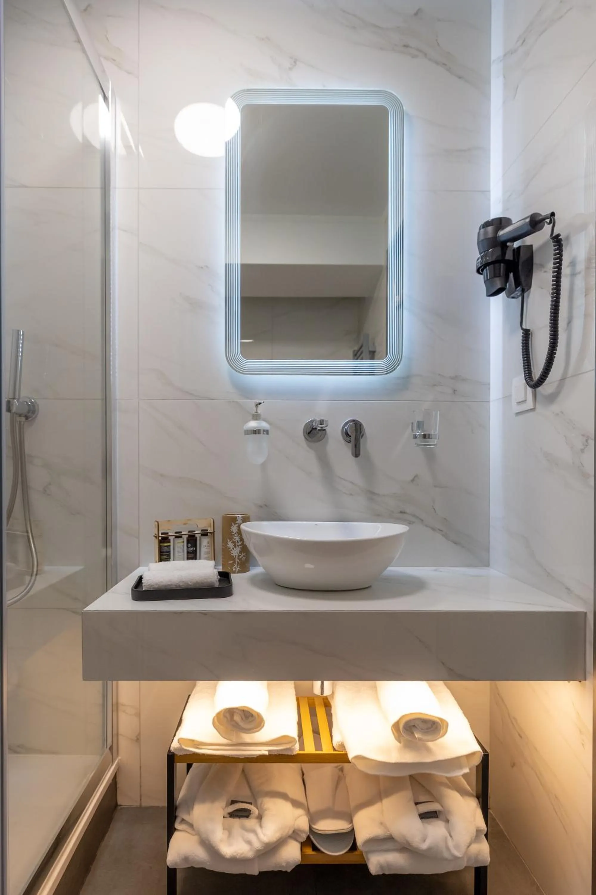 Shower in 507 Athens