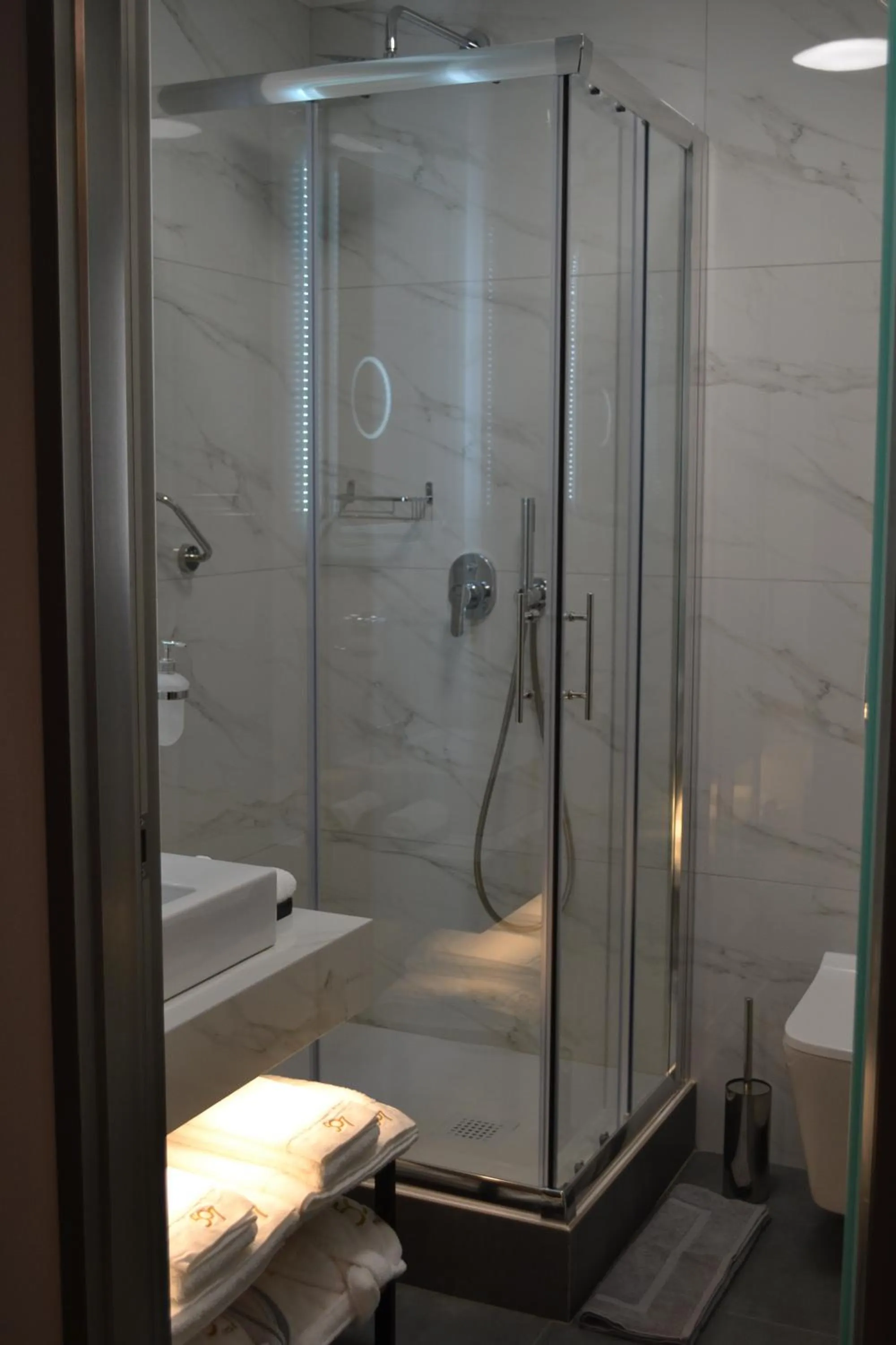 Shower in 507 Athens