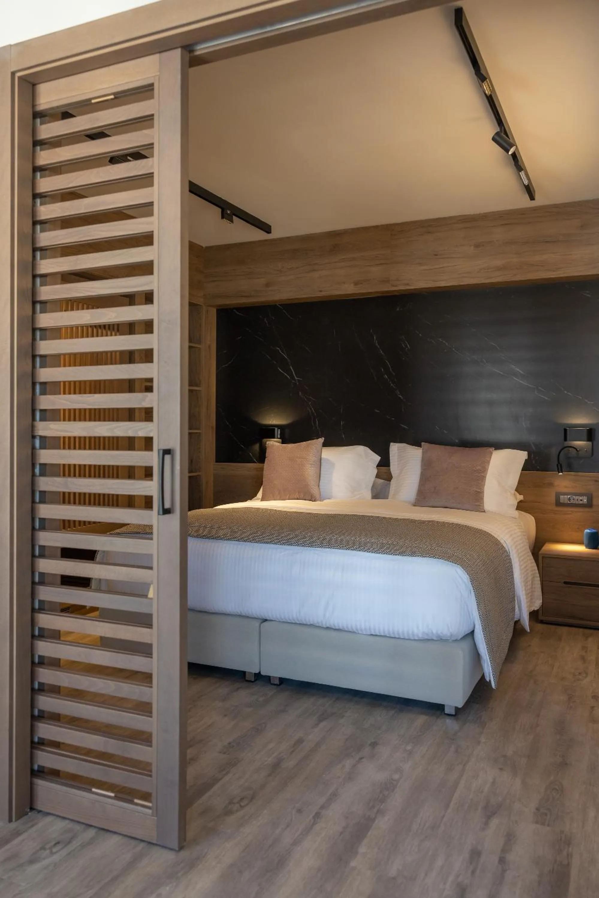 Photo of the whole room, Bed in 507 Athens