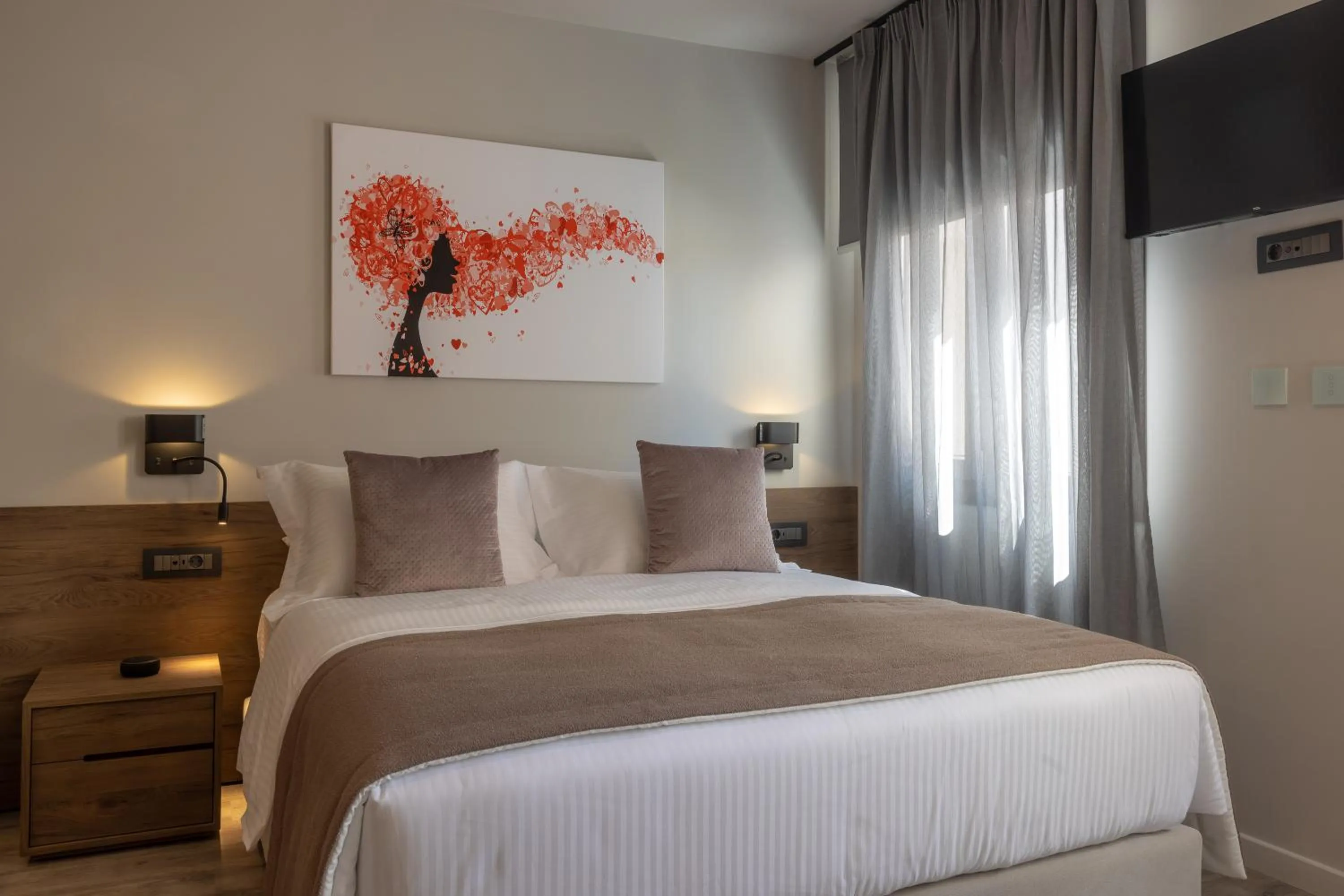 Photo of the whole room, Bed in 507 Athens