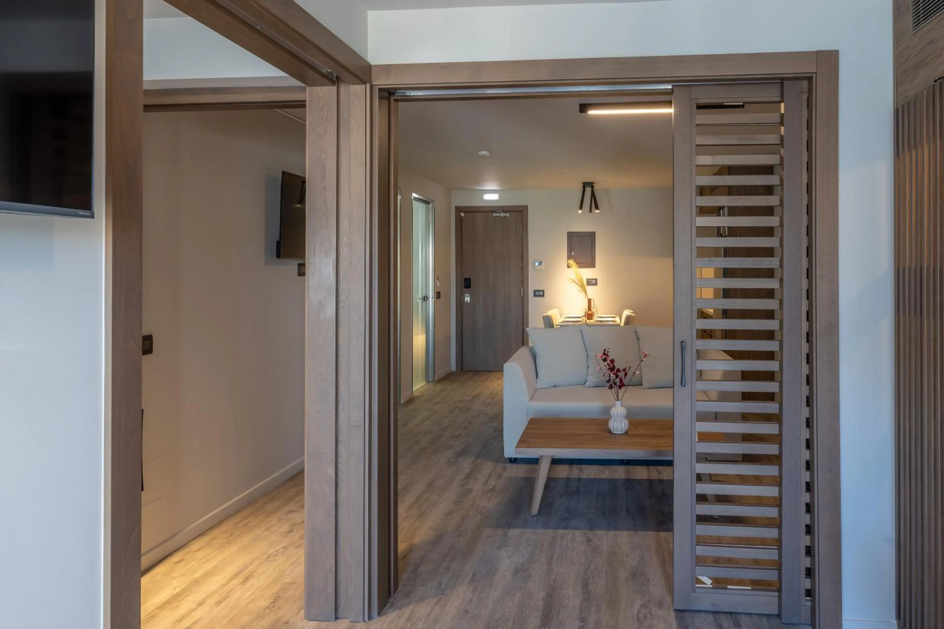 Photo of the whole room, Bed in 507 Athens