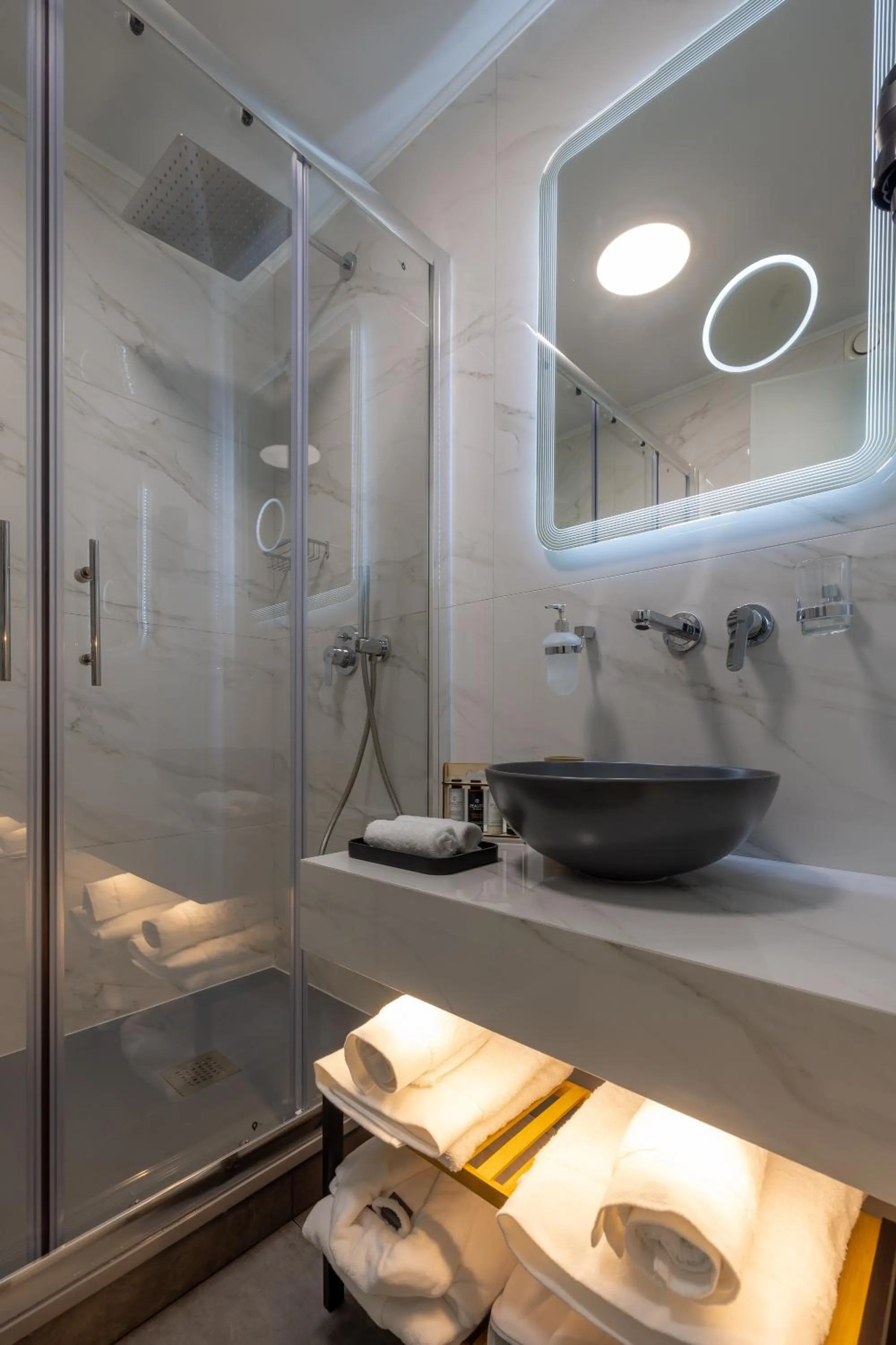 Shower in 507 Athens