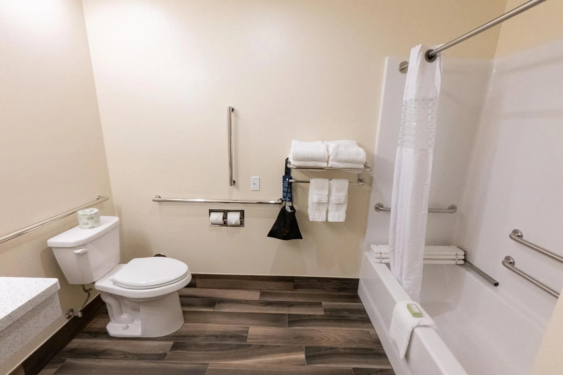 Shower in Cobblestone Hotel & Suites-Sheldon