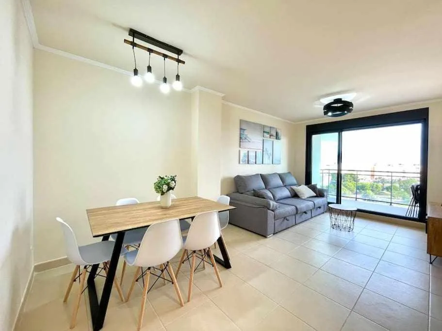 Apartamento con piscina, padel y vistas al mar