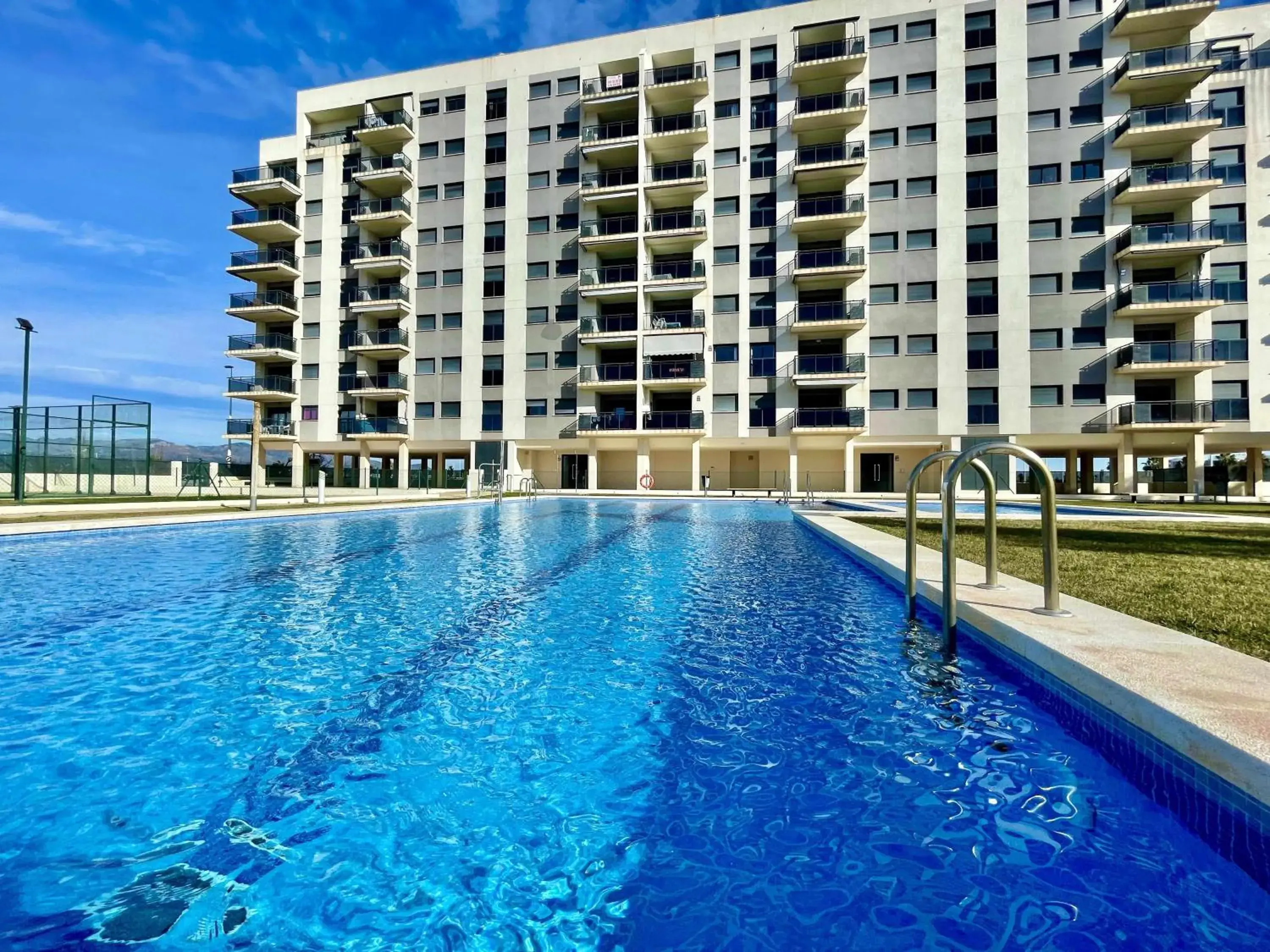 Apartamento con piscina, padel y vistas al mar Apartamento con piscina, padel y vistas al mar