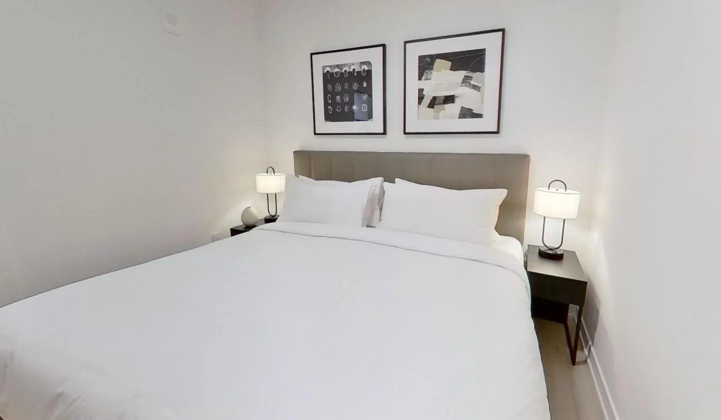 Bedroom, Bed in Level Long Beach - East Village