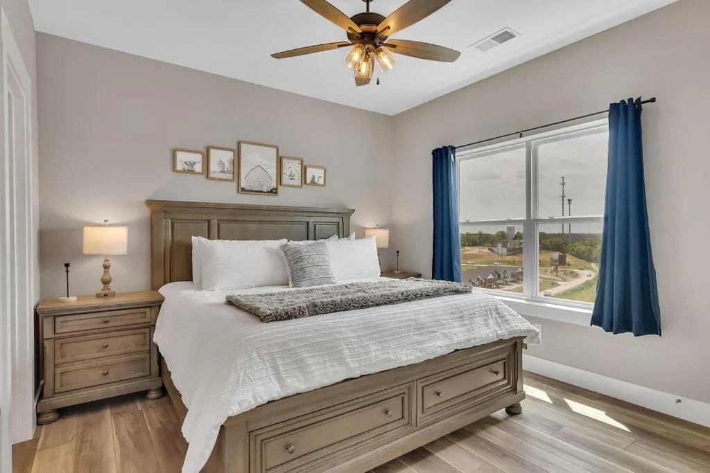 Bed in Lakehouse Lodge