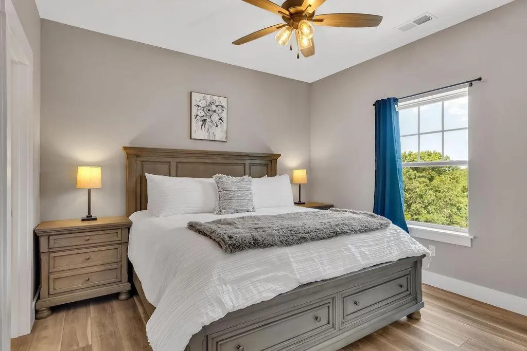 Bed in Lakehouse Lodge