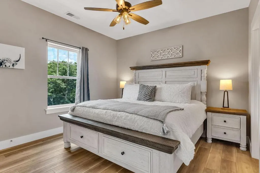 Bed in Lakehouse Lodge