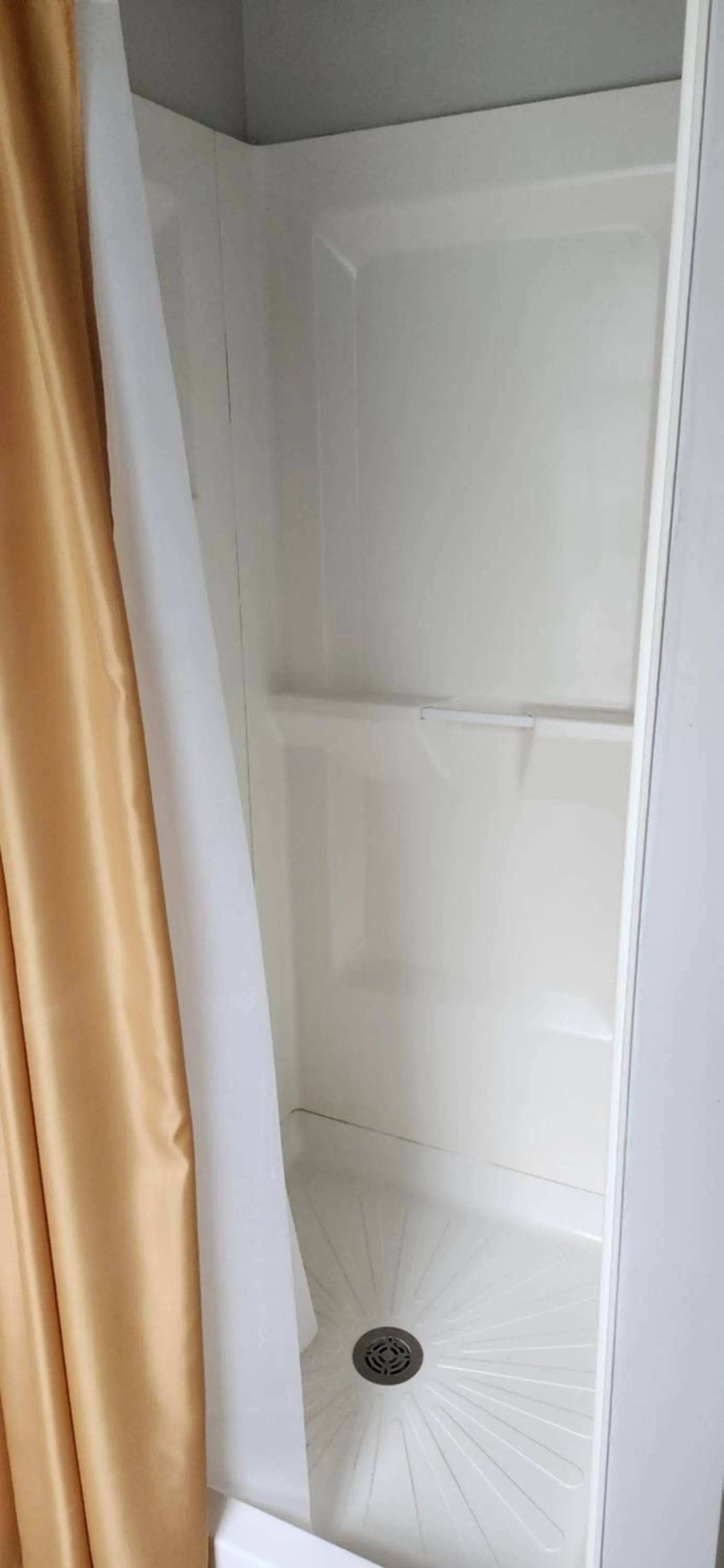 Shower in Oaklawn Inn