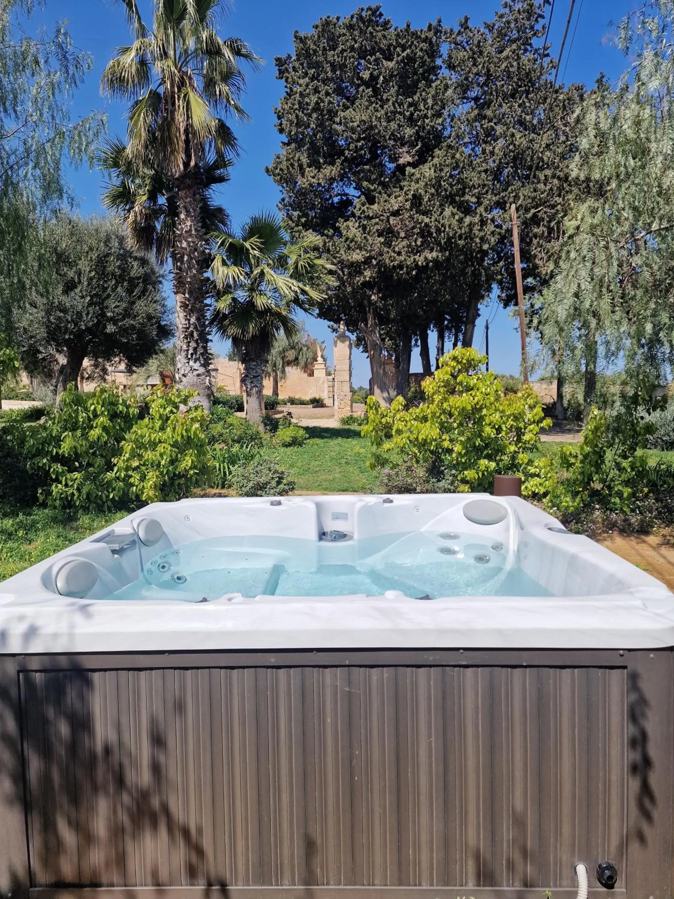 Hot Tub in Imperial Paradise