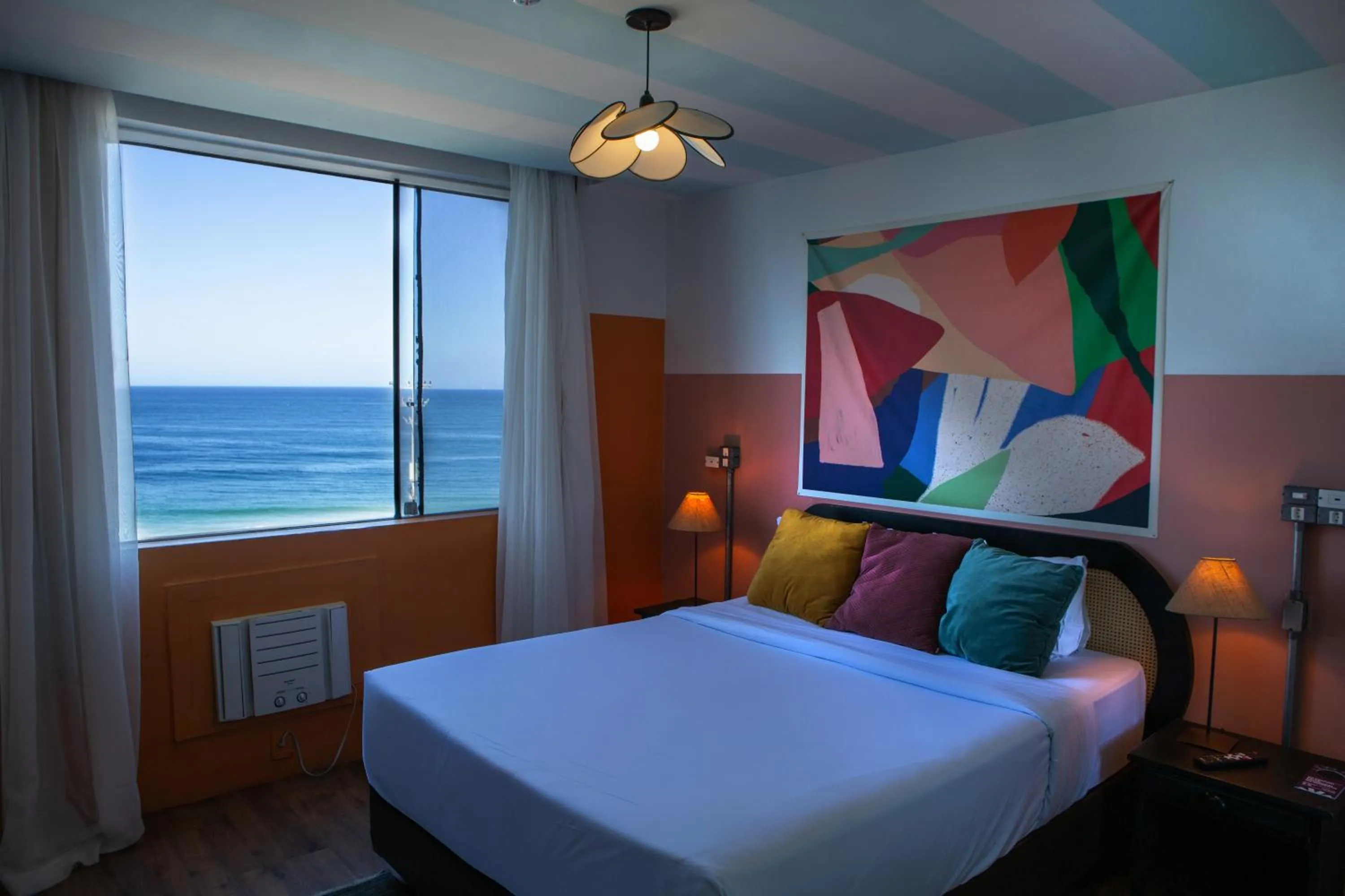 Photo of the whole room, Bed in Socialtel Copacabana