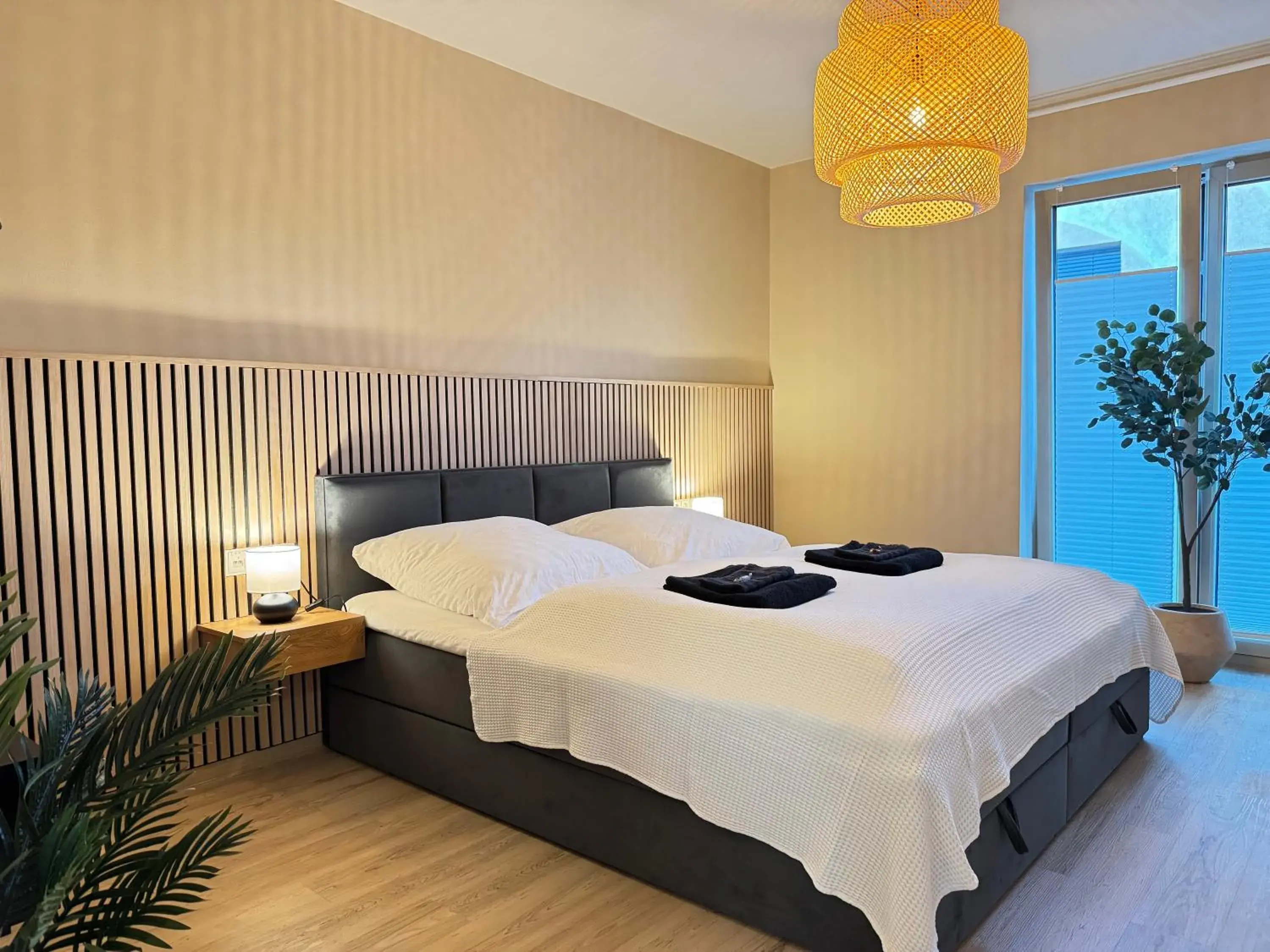 LIGHTPLACE • Design • Boxspring • Balkon • 2 Smart TV •Innenstadt LIGHTPLACE • Design • Boxspring • Balkon • 2 Smart TV •Innenstadt