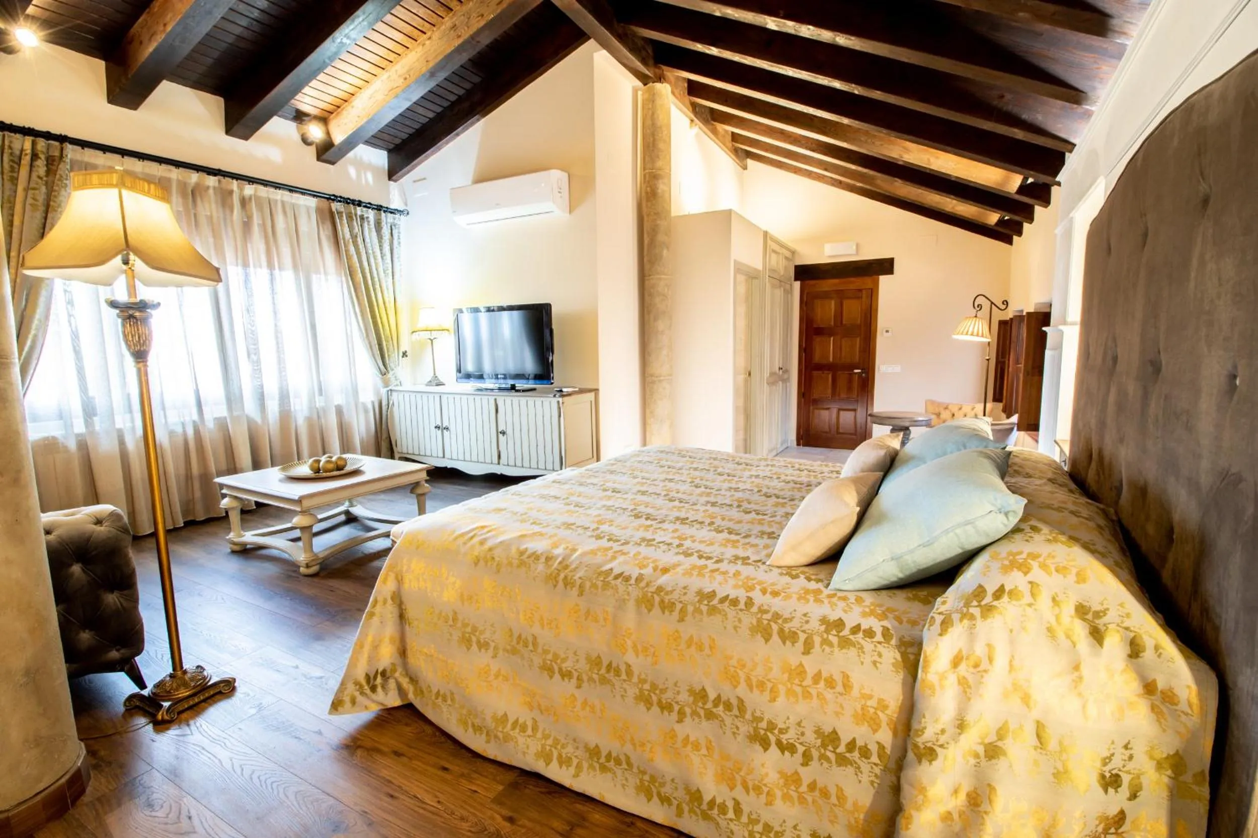 Bed in Posada Los Condestables Hotel & Spa