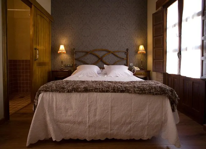 Bedroom, Bed in Posada Los Condestables Hotel & Spa