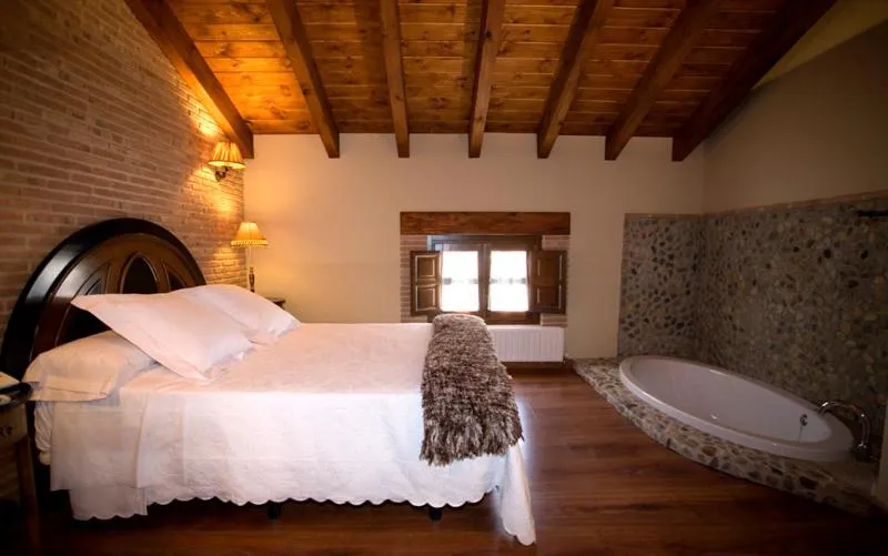 Bedroom, Bed in Posada Los Condestables Hotel & Spa