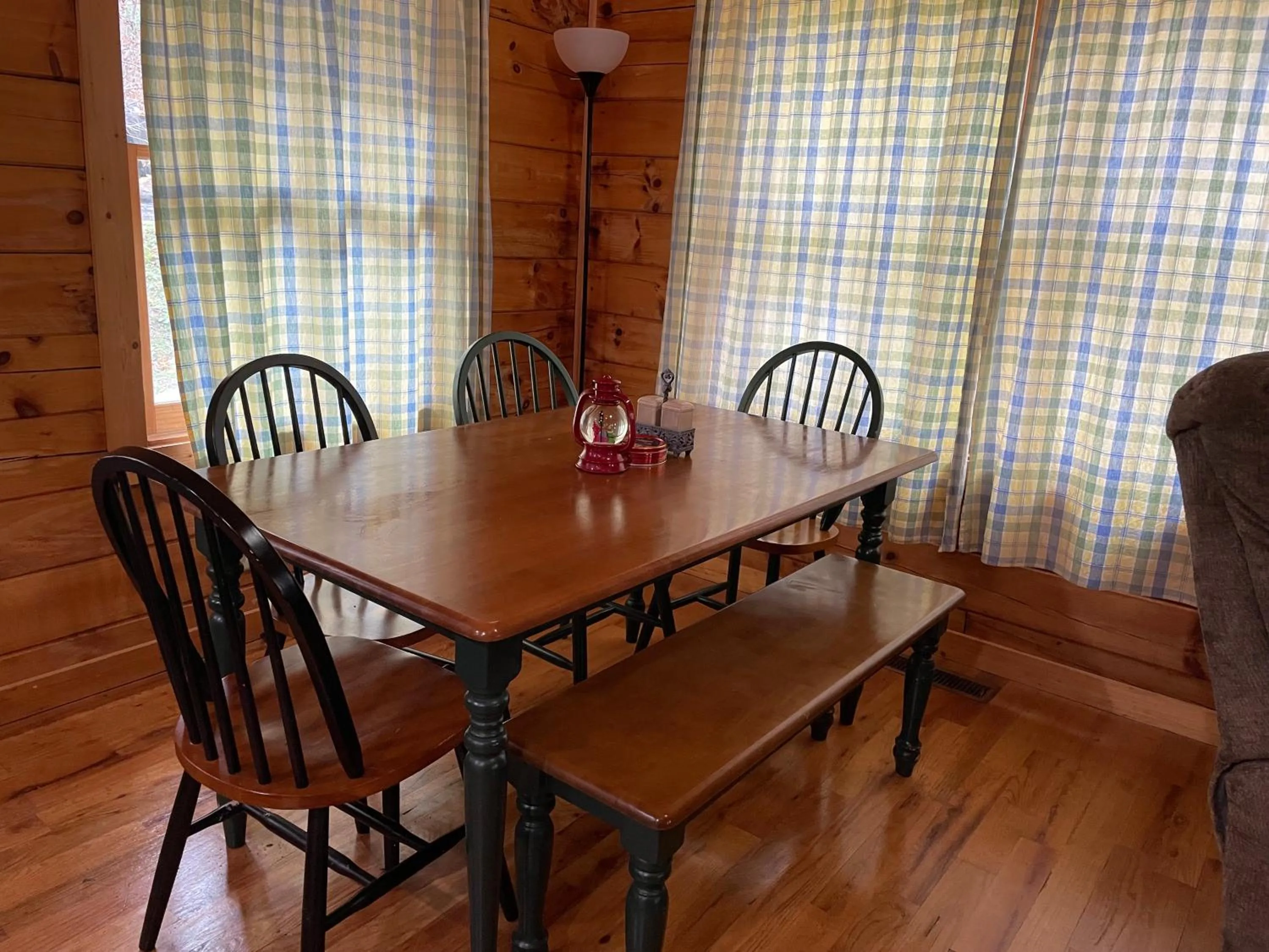 Alpenhaus Cabins Real Log Home in Helen Ga Mountains with hot tub and balconies