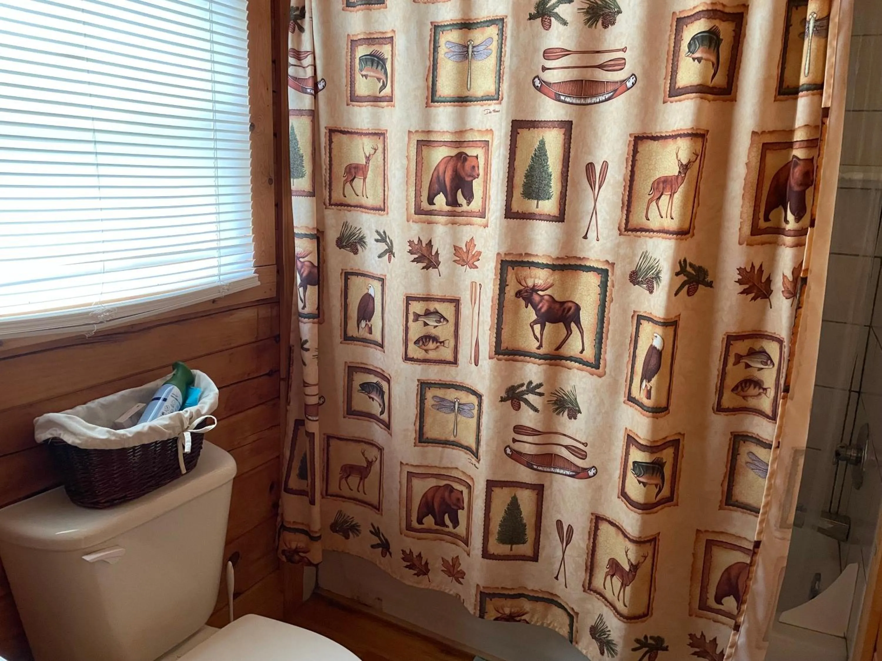 Alpenhaus Cabins Real Log Home in Helen Ga Mountains with hot tub and balconies