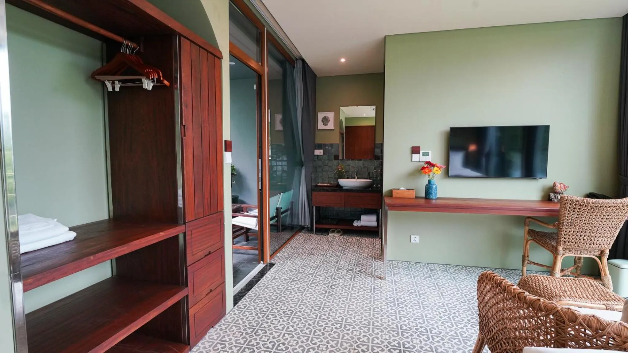 Communal lounge/ TV room, Bed in CHiEM HoiAn - The Beachside Boutique Hotel & Villa