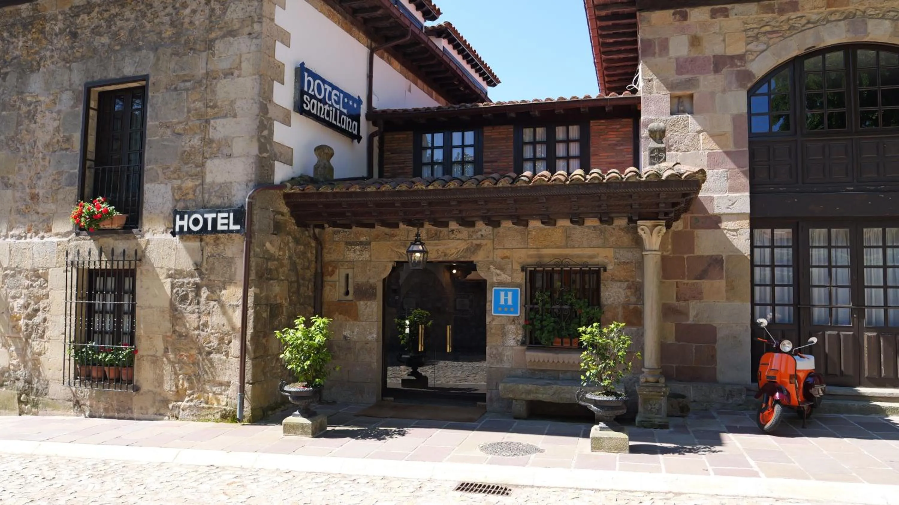 Lobby or reception in Hotel Santillana