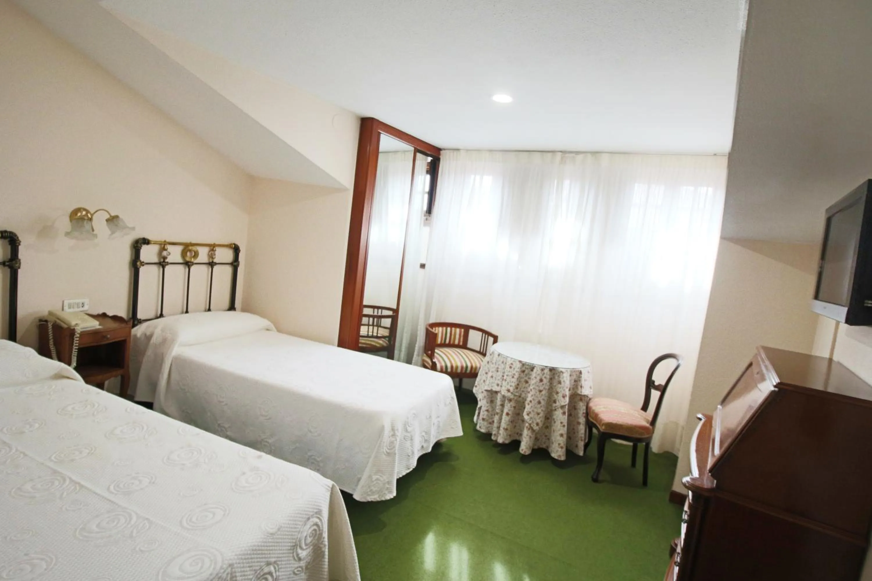 Photo of the whole room in Hotel Santillana