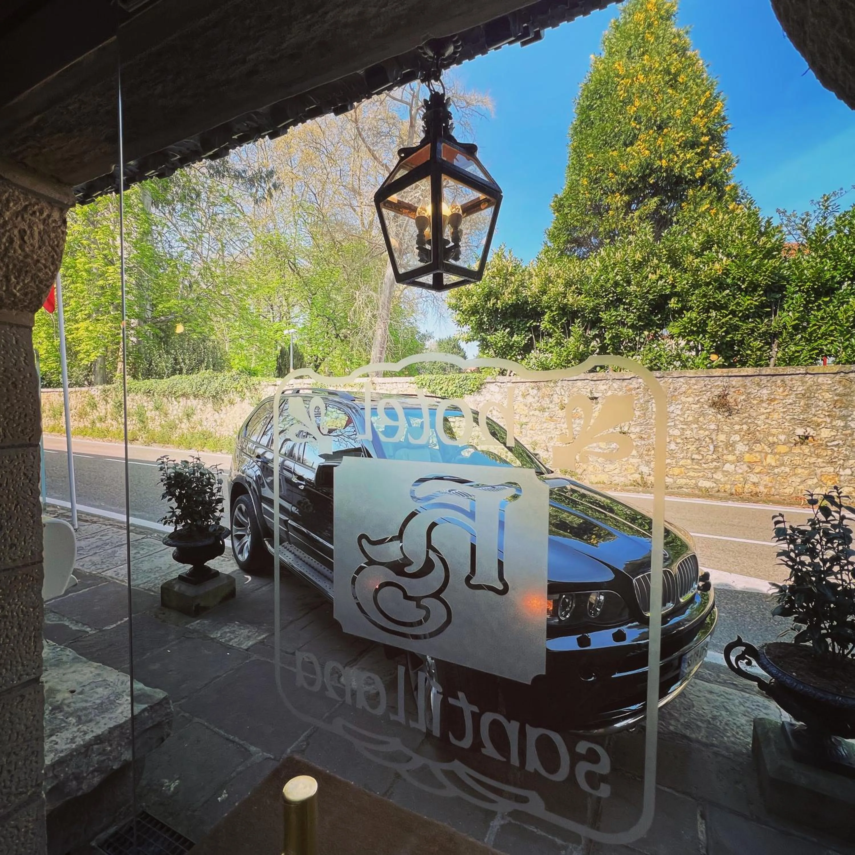 Lobby or reception in Hotel Santillana