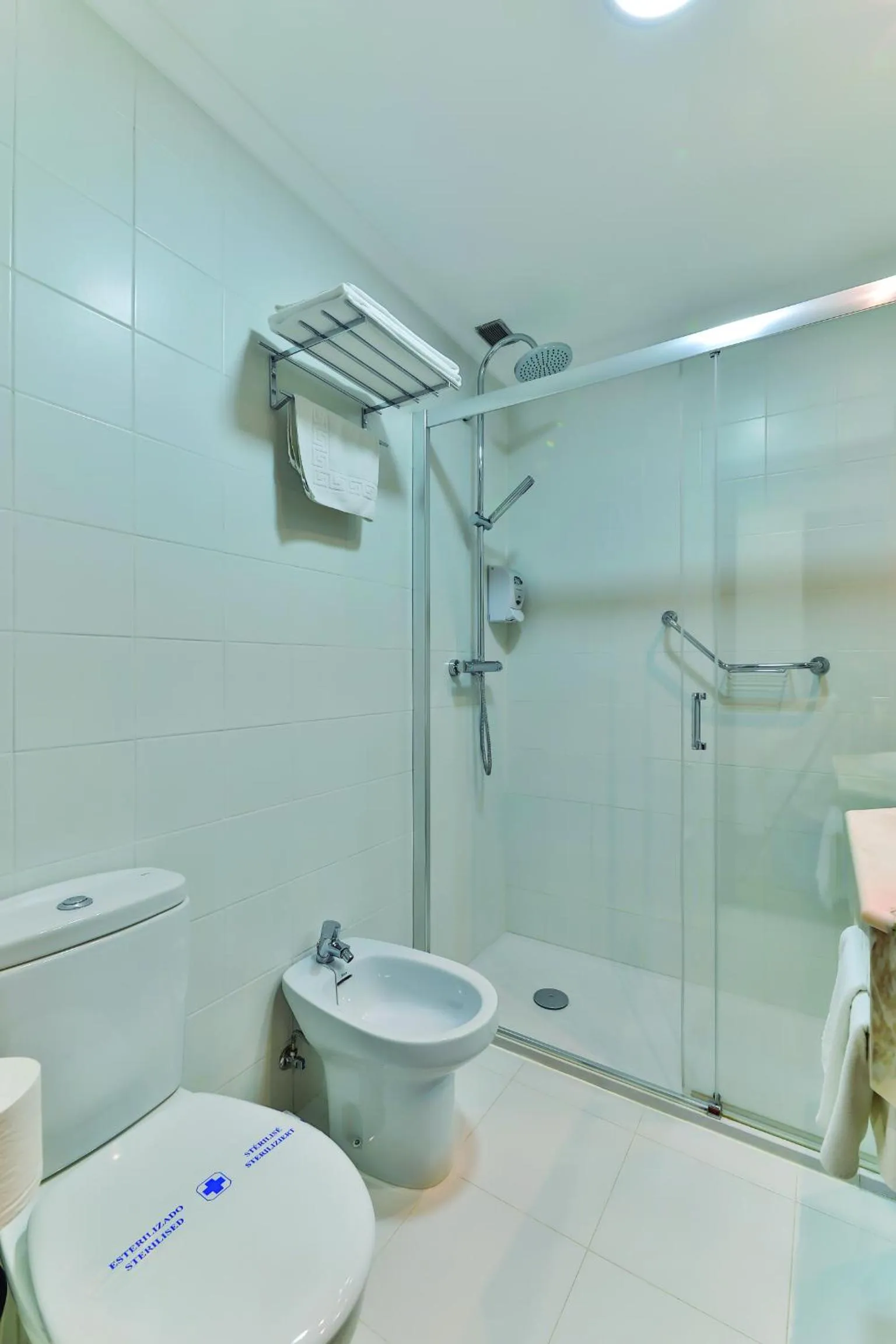 Bathroom in Hotel Santillana