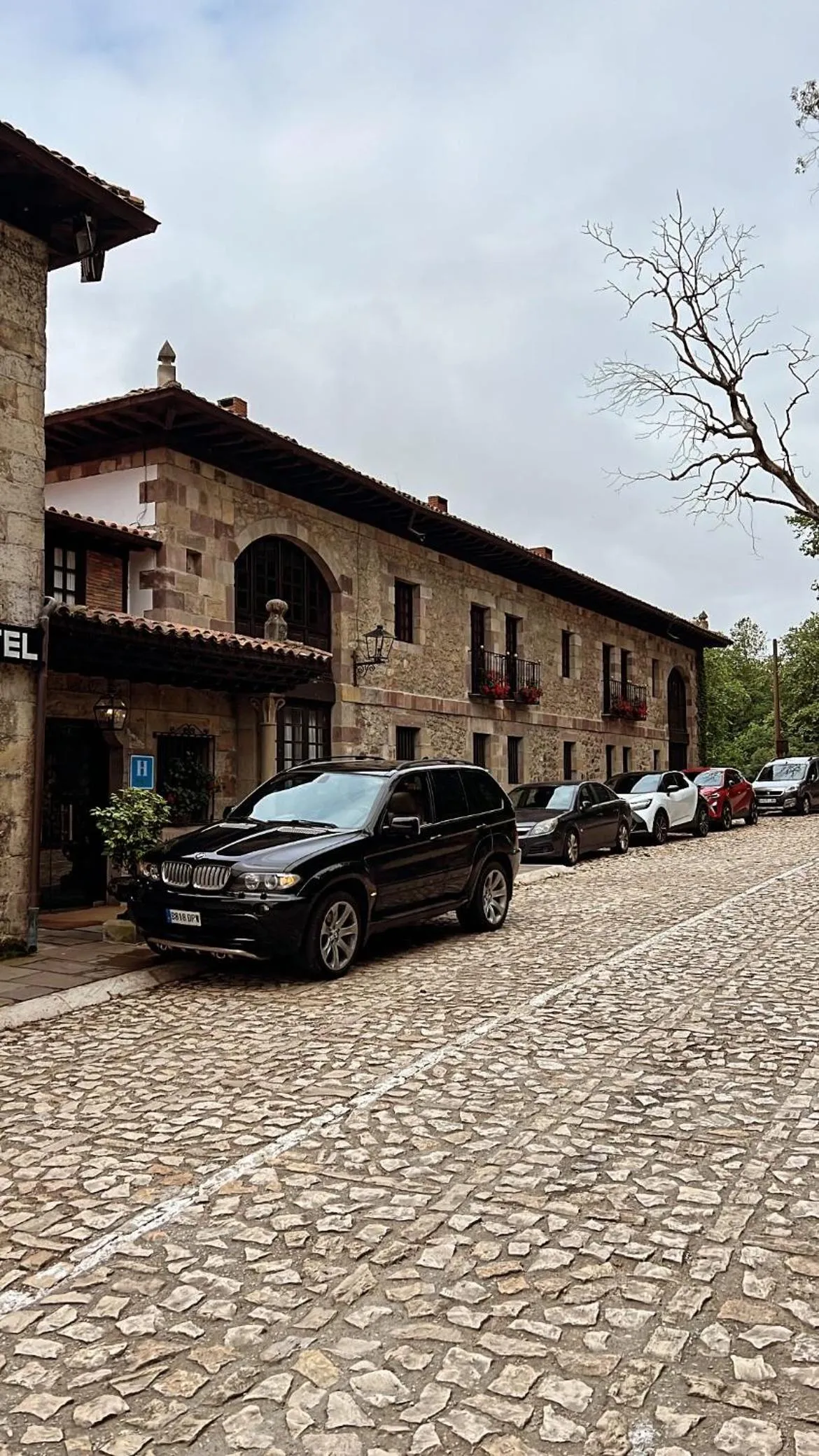 Facade/entrance in Hotel Santillana