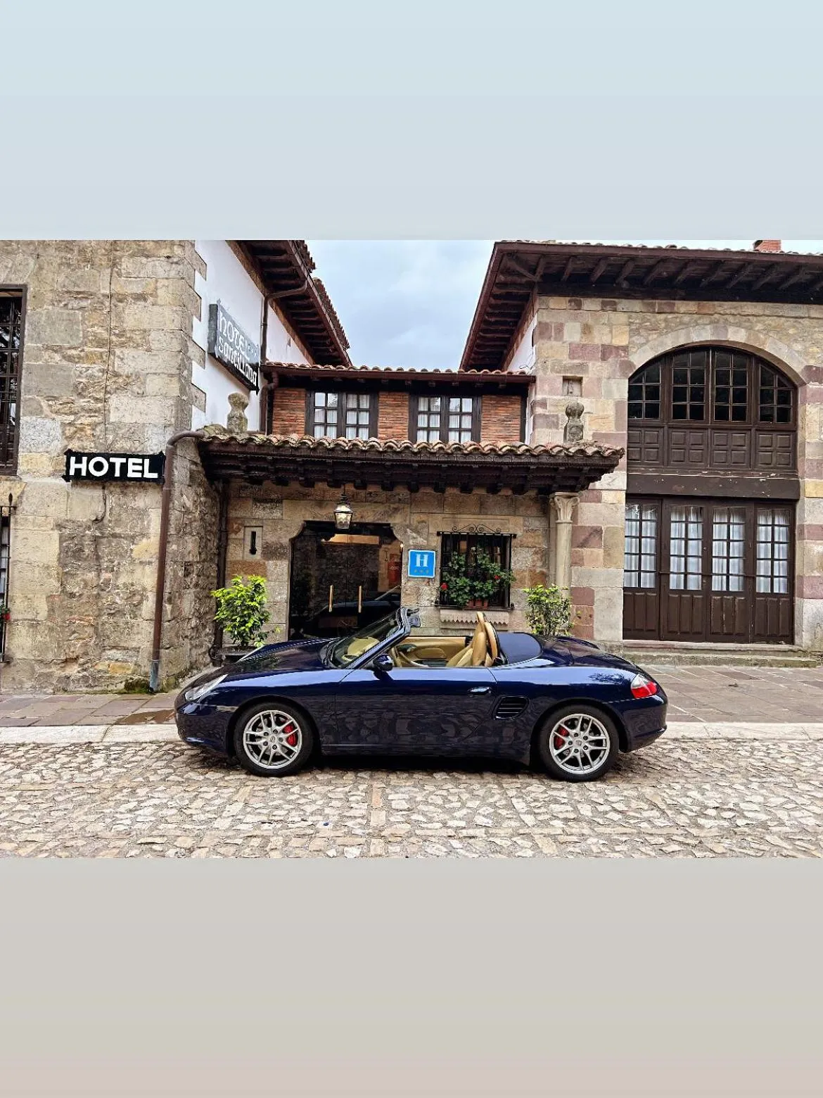 Lobby or reception in Hotel Santillana