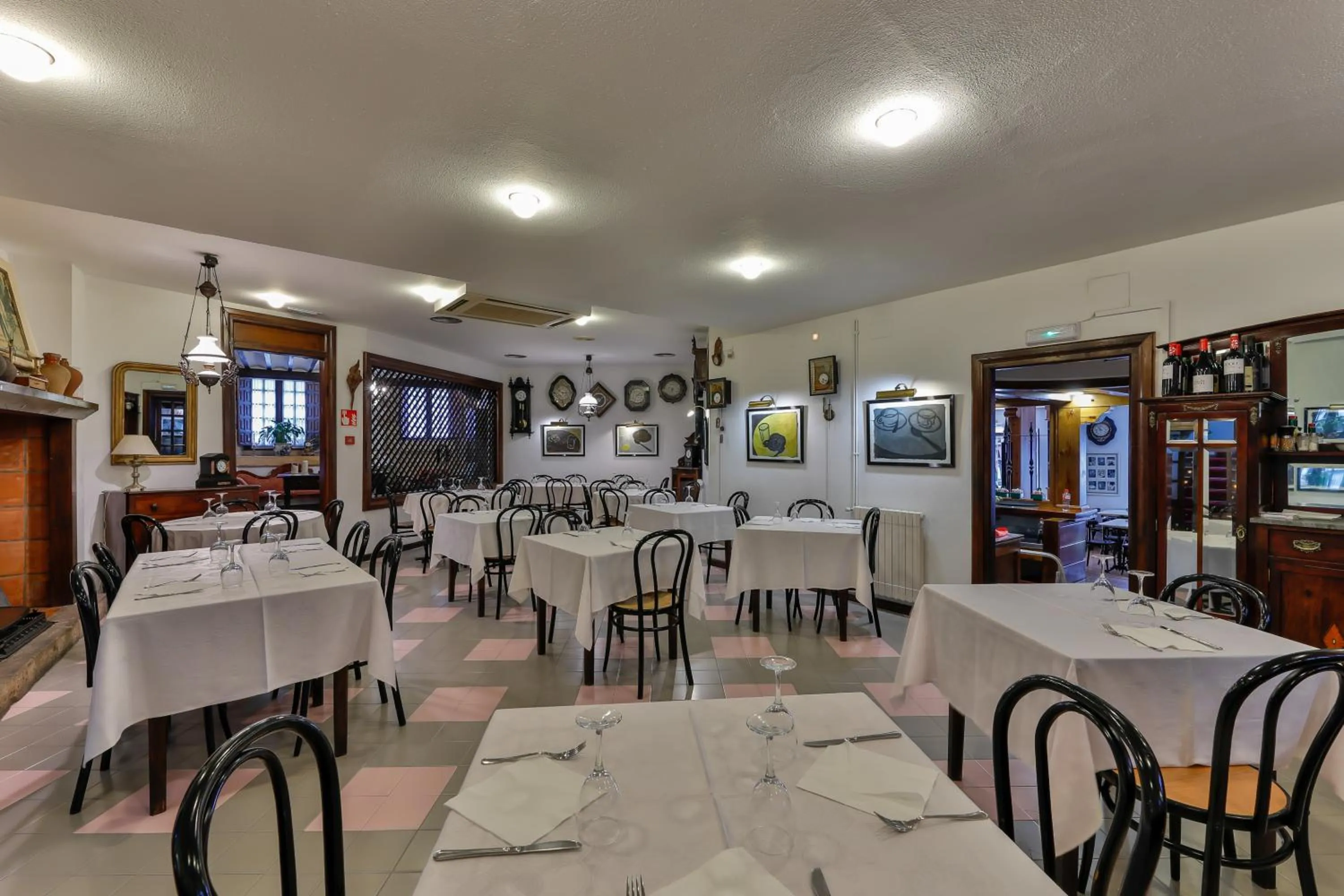 Restaurant/places to eat in Hotel Santillana