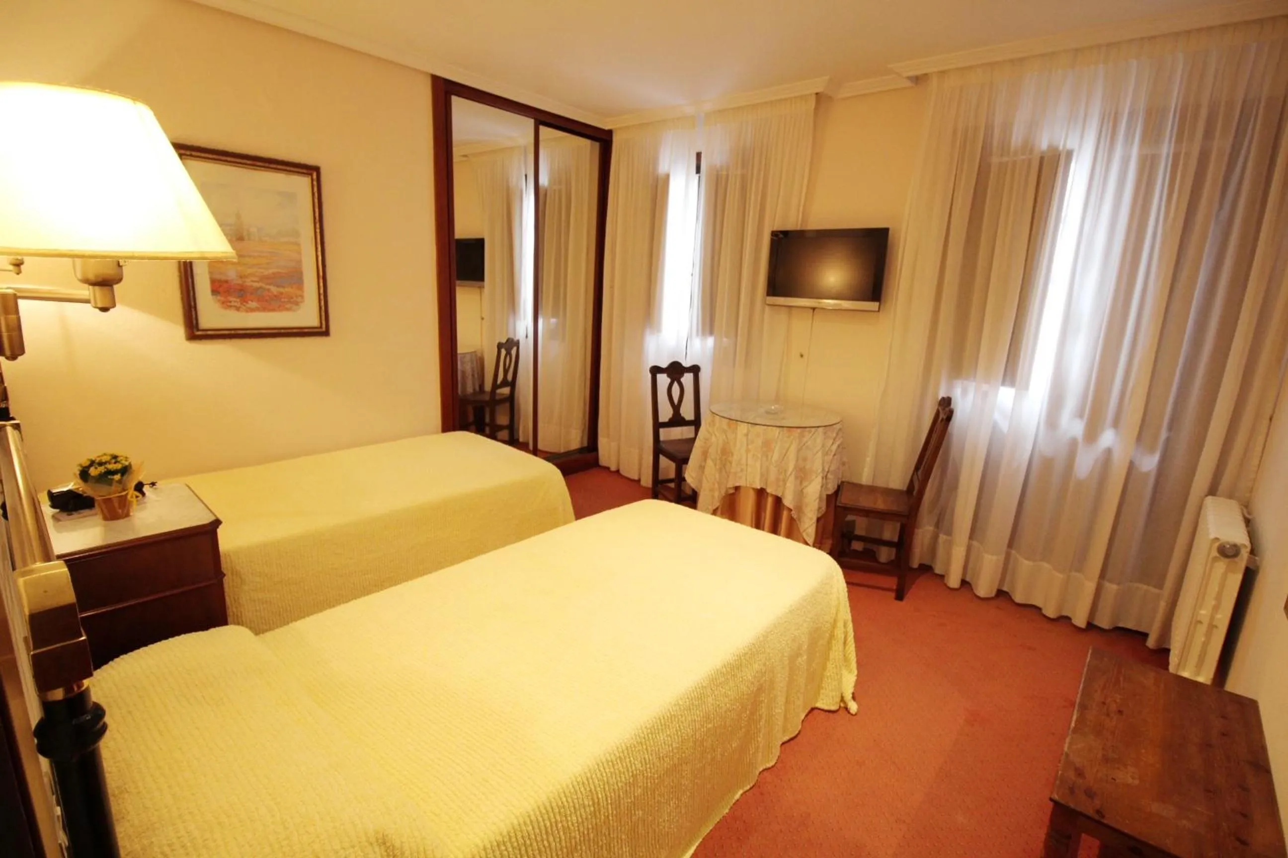 Photo of the whole room in Hotel Santillana