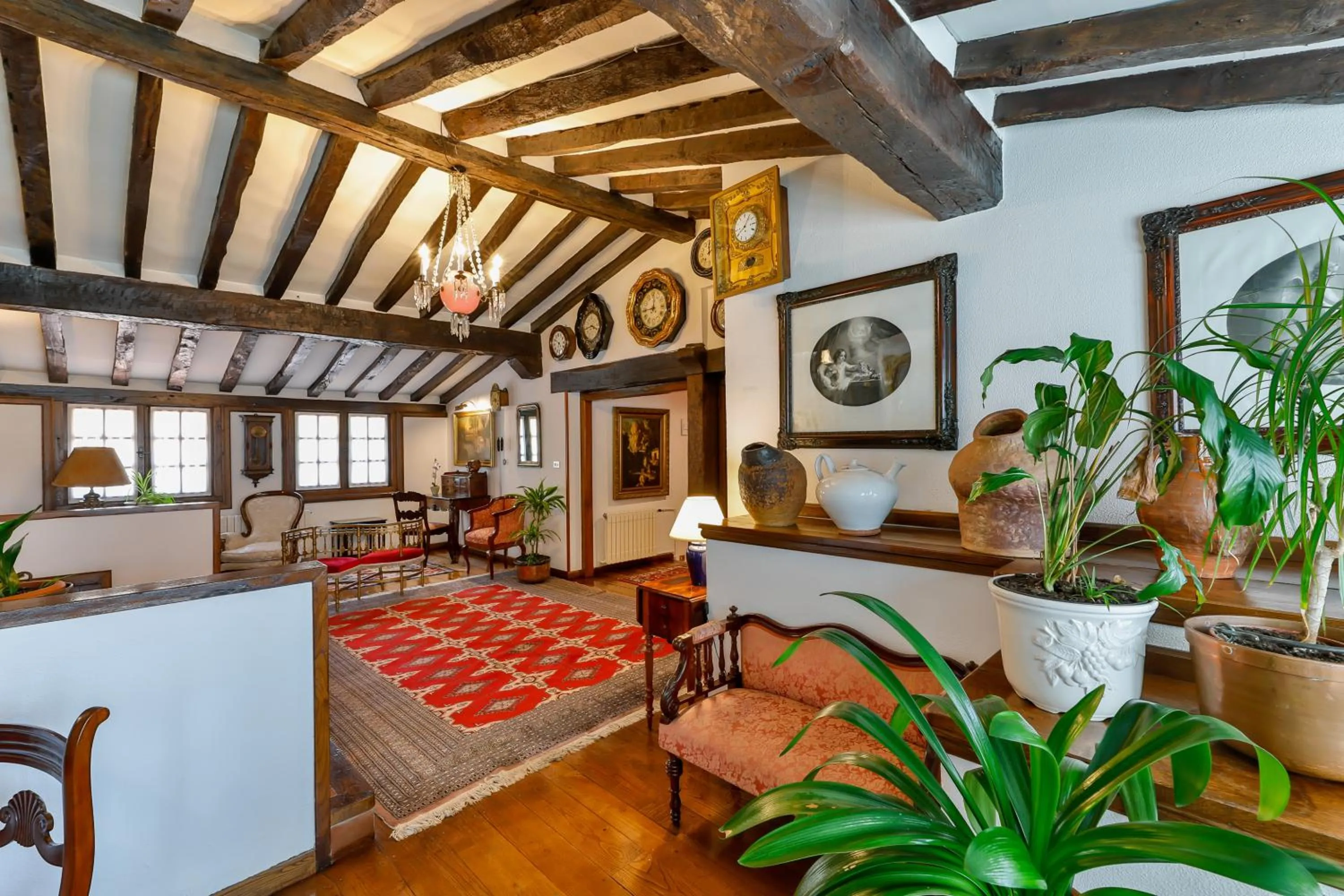 Lobby or reception in Hotel Santillana