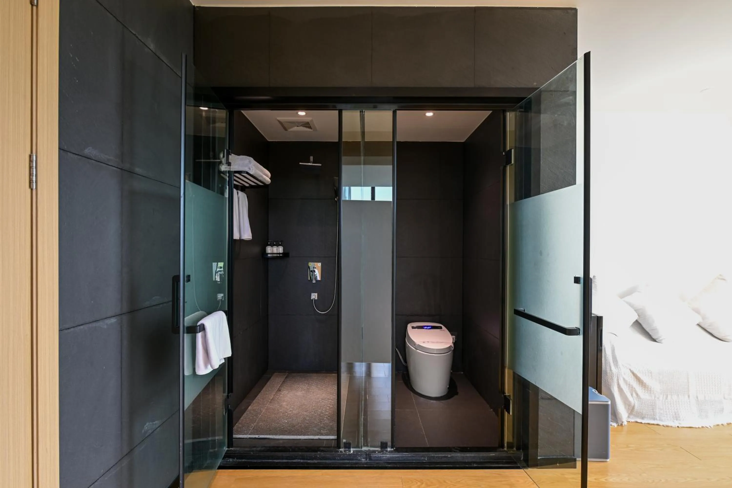 Shower in XMAN Sunrise Peaks Resort