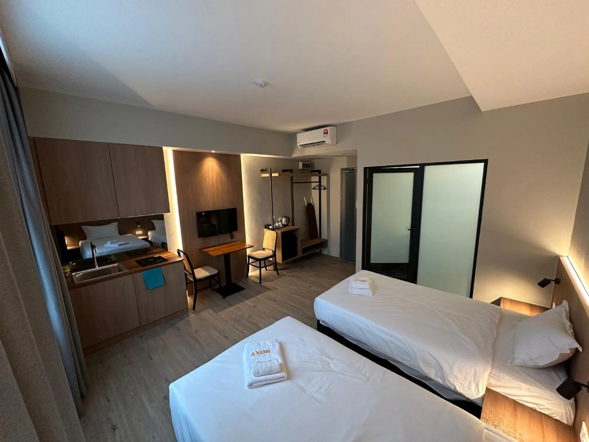 Bedroom, Bed in Roxy Hotel Aiman