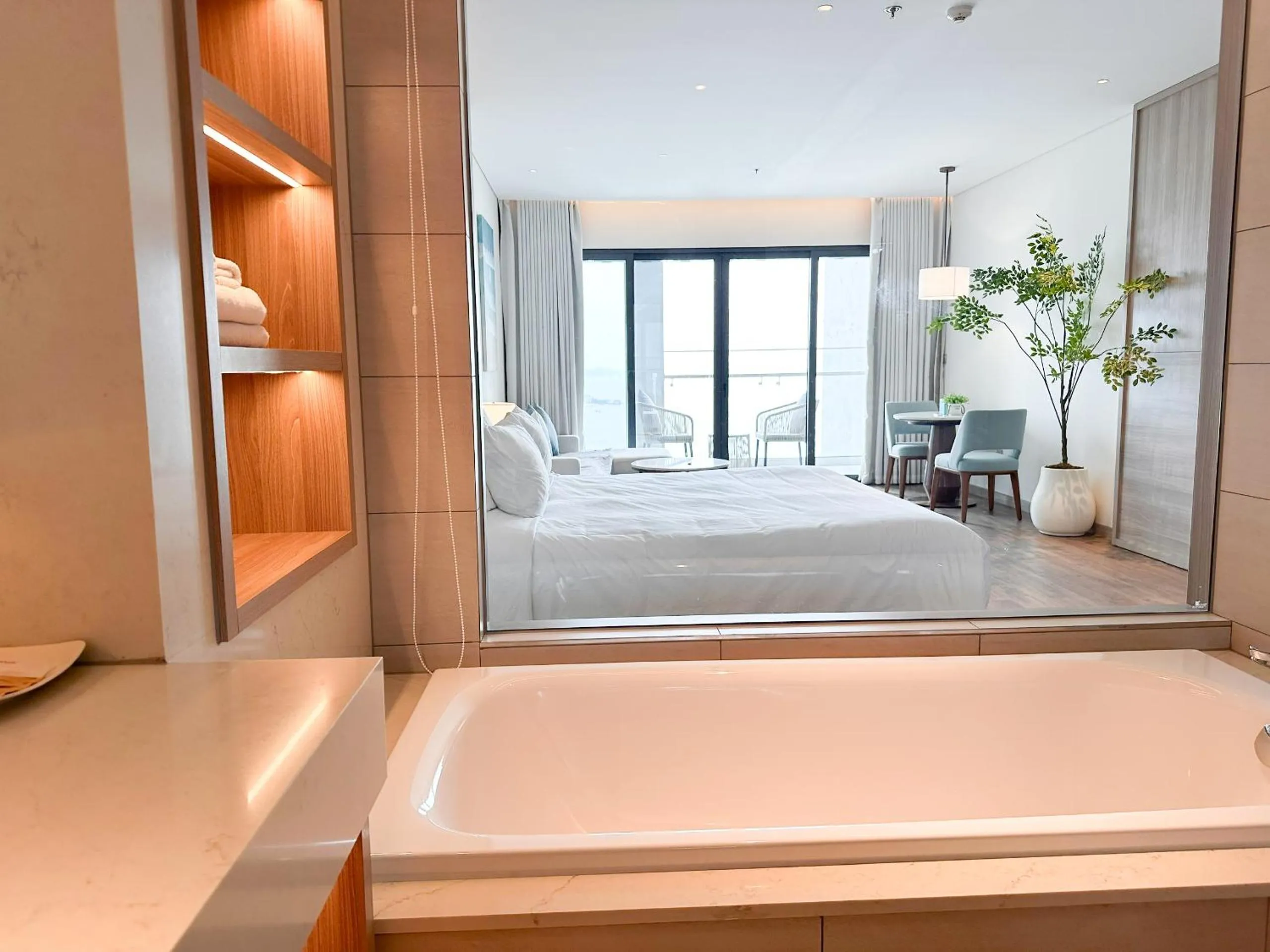 Bath, Bed in HB Serviced Apartment - Alacarte Hạ Long