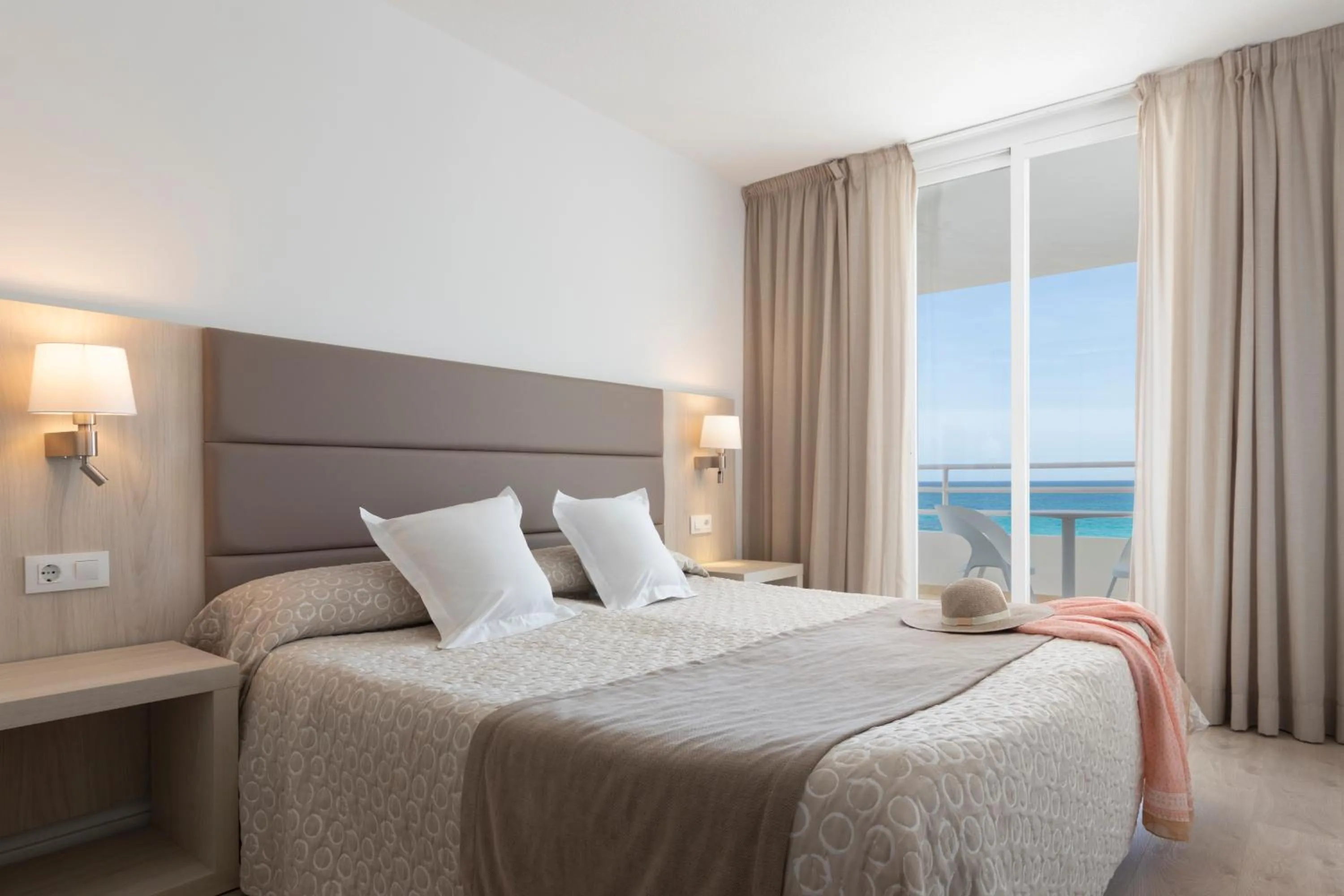 Bedroom, Bed in Hotel Palia Sa Coma Playa