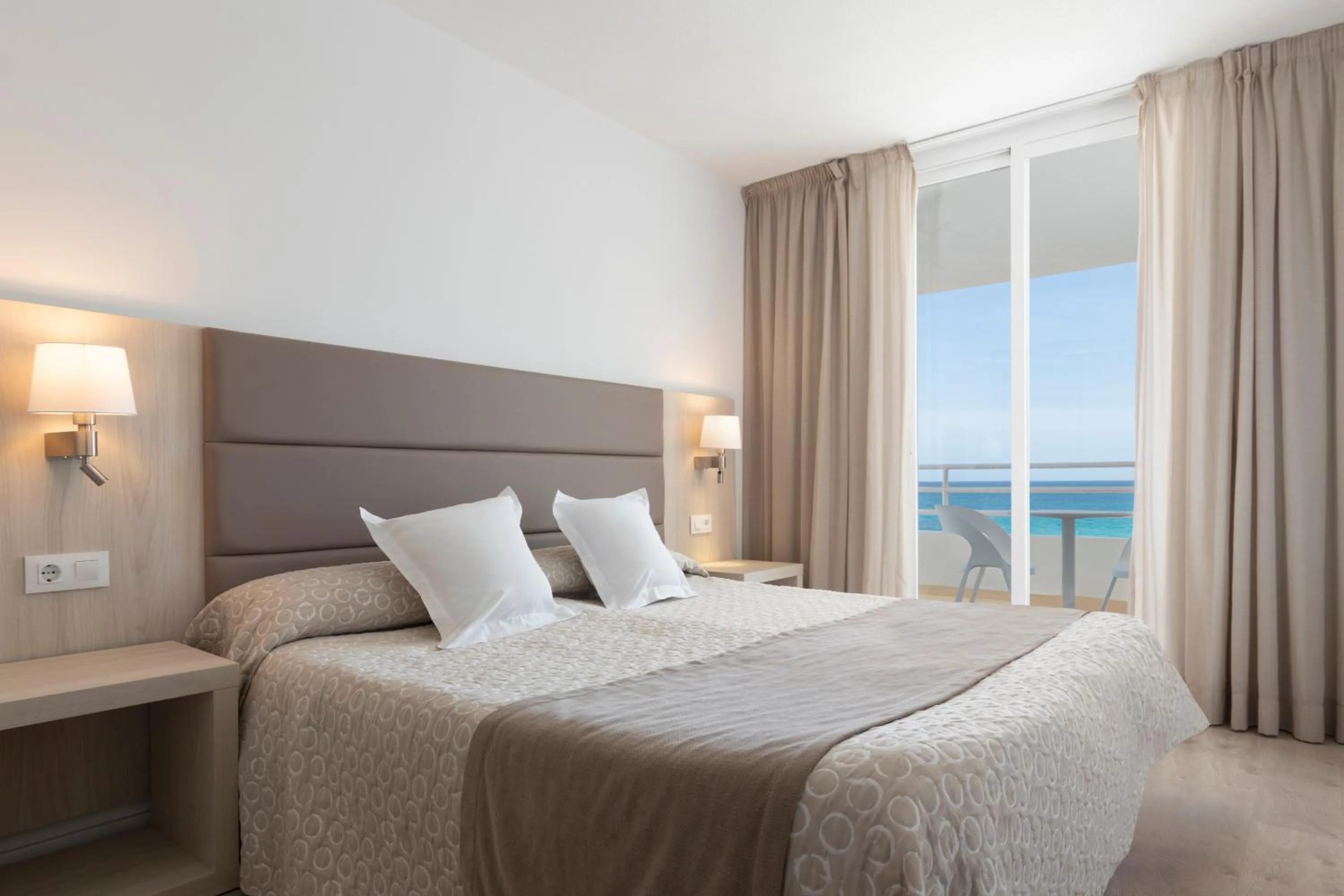 Bedroom, Bed in Hotel Palia Sa Coma Playa