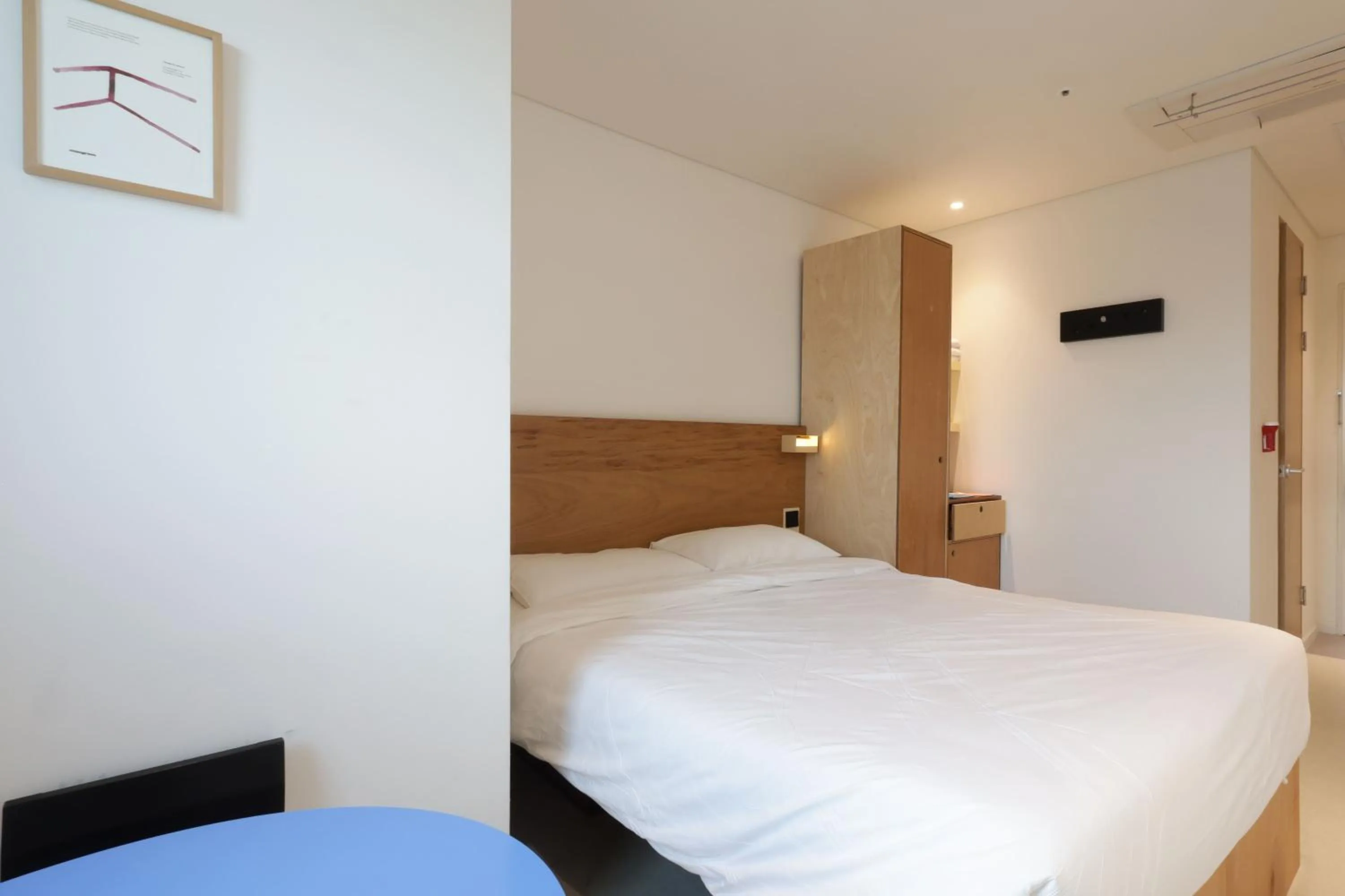 Photo of the whole room, Bed in Mangrove Sinseol