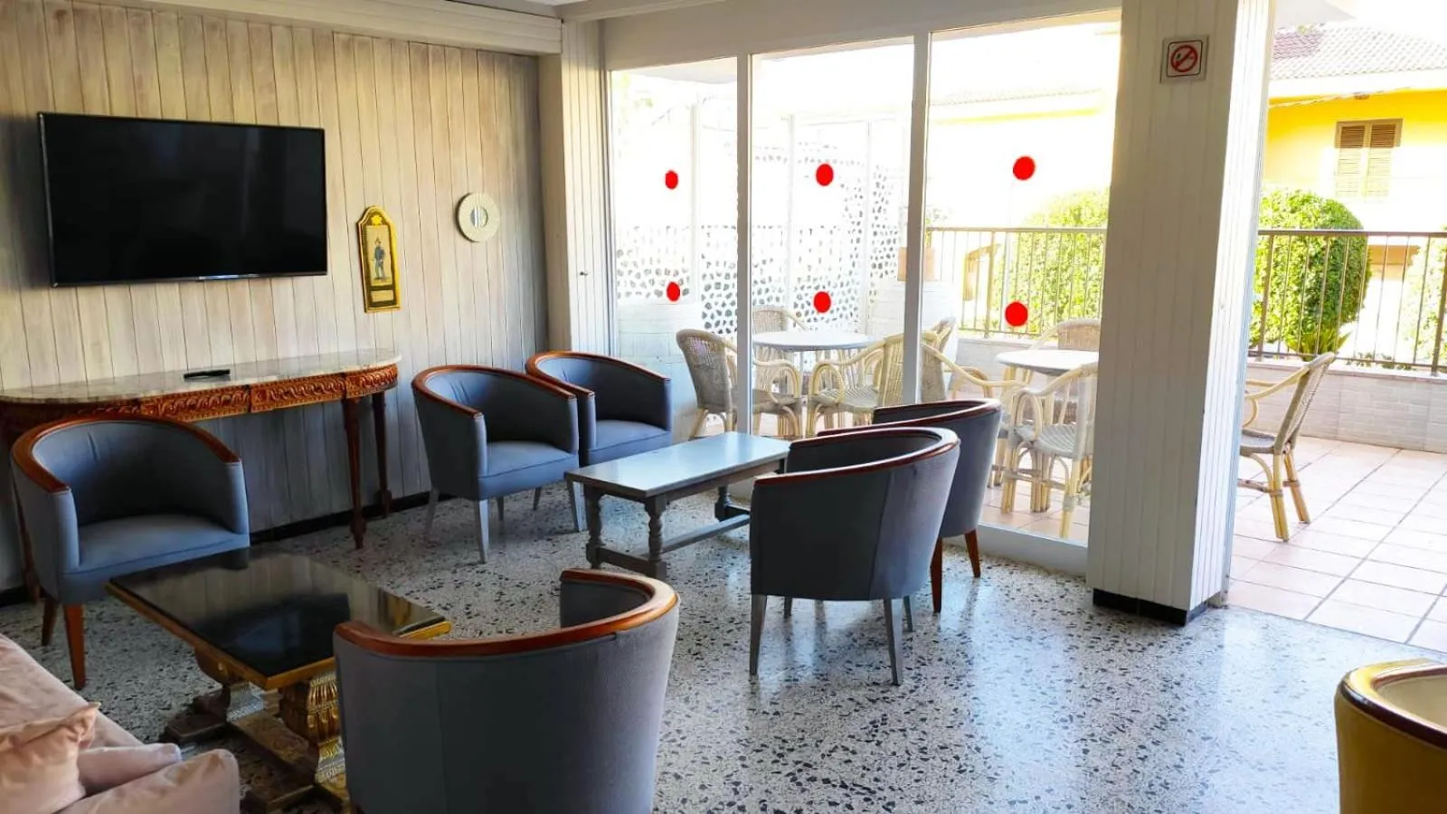 Communal lounge/ TV room in Hotel Villa Barbara