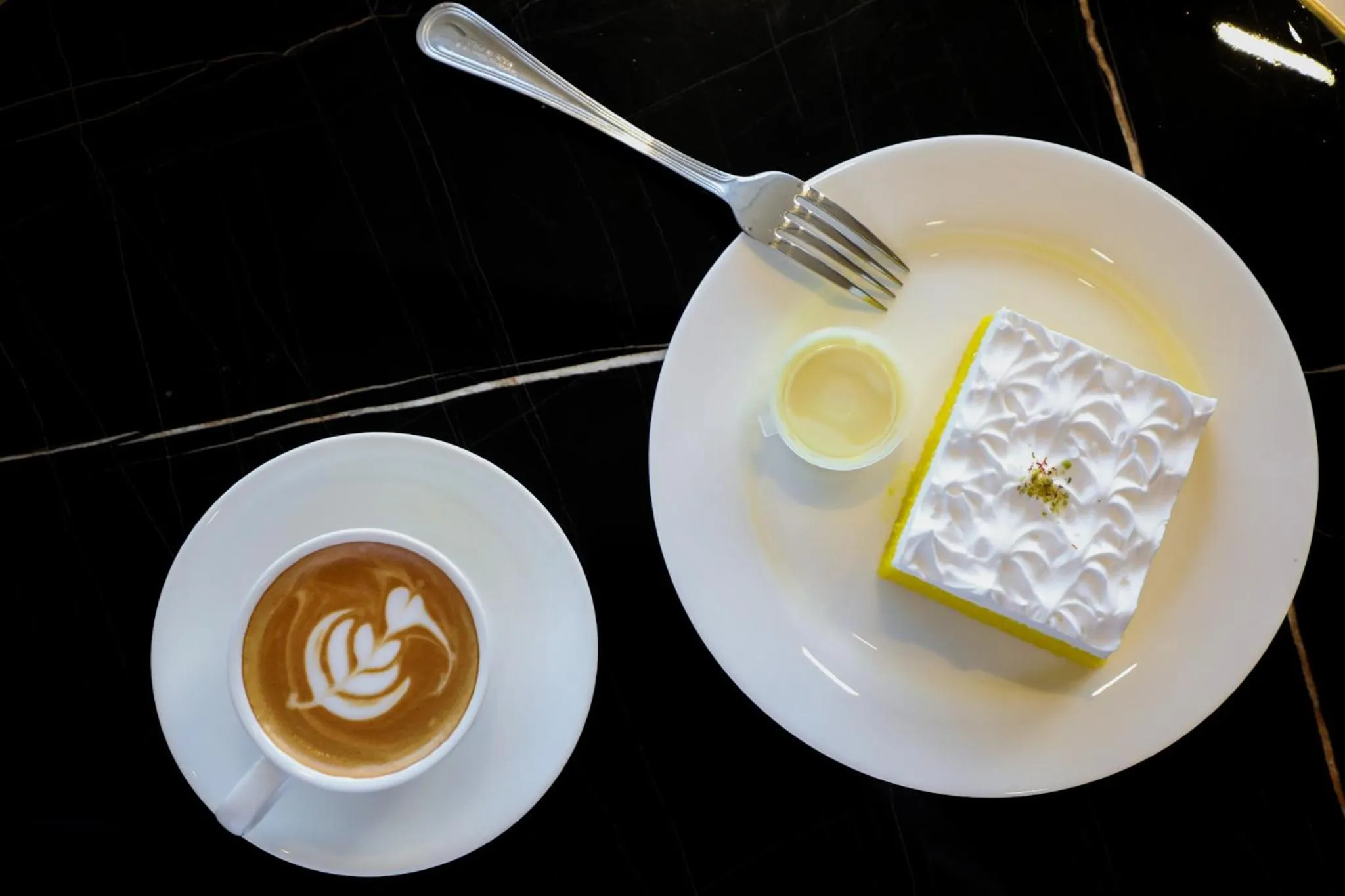 Coffee/tea facilities in E Hotel