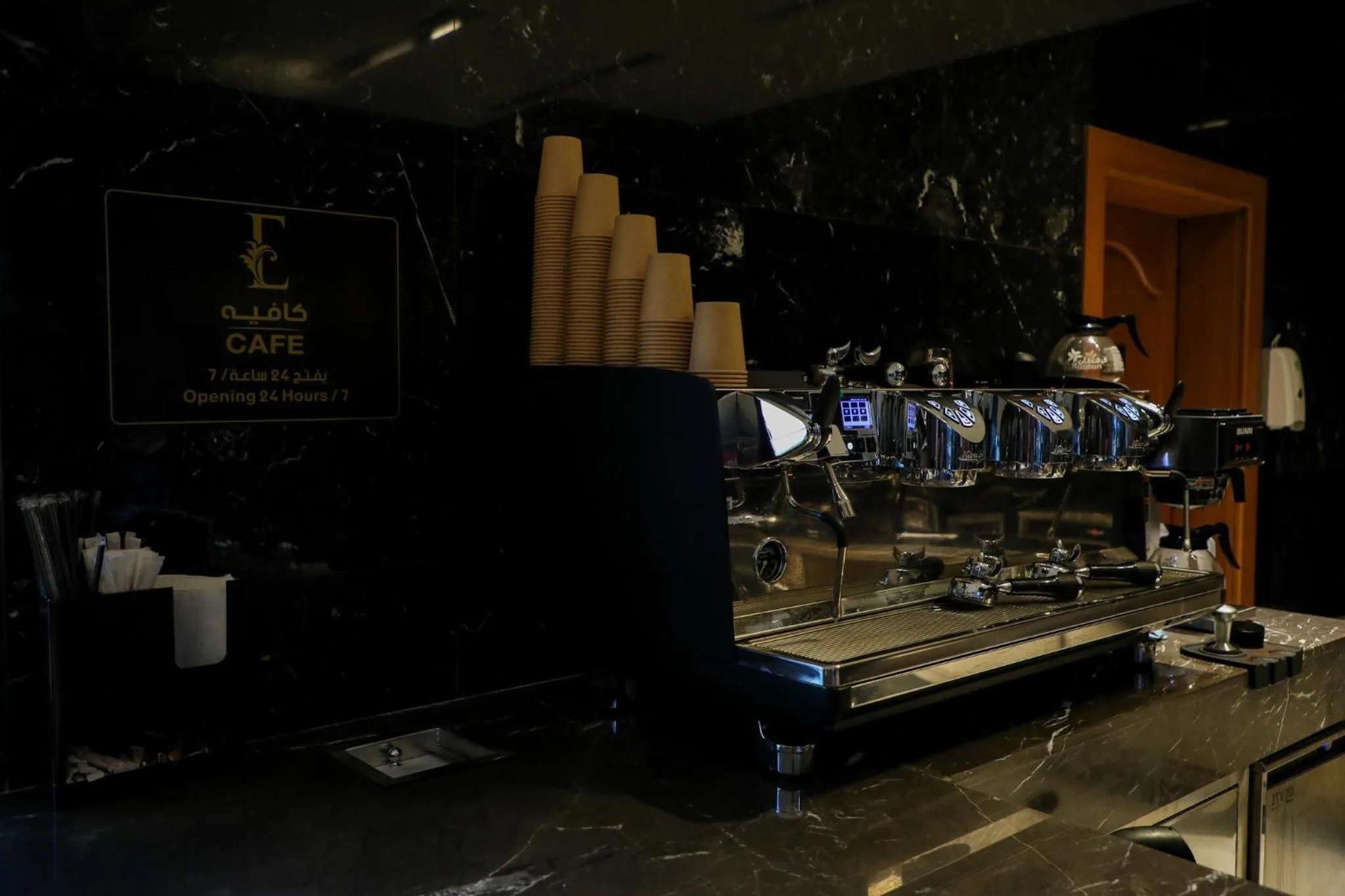 Coffee/tea facilities in E Hotel