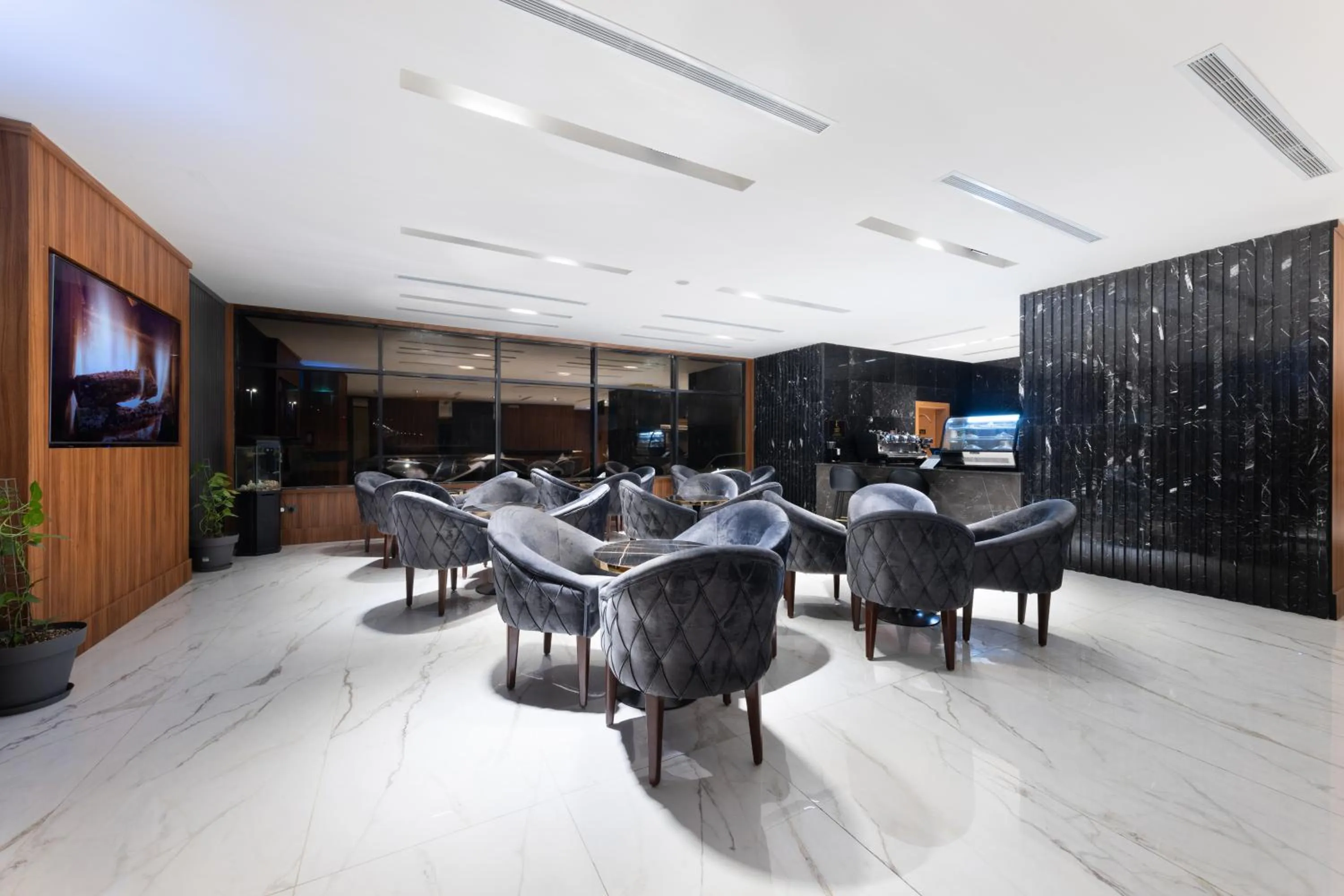 Restaurant/places to eat in E Hotel
