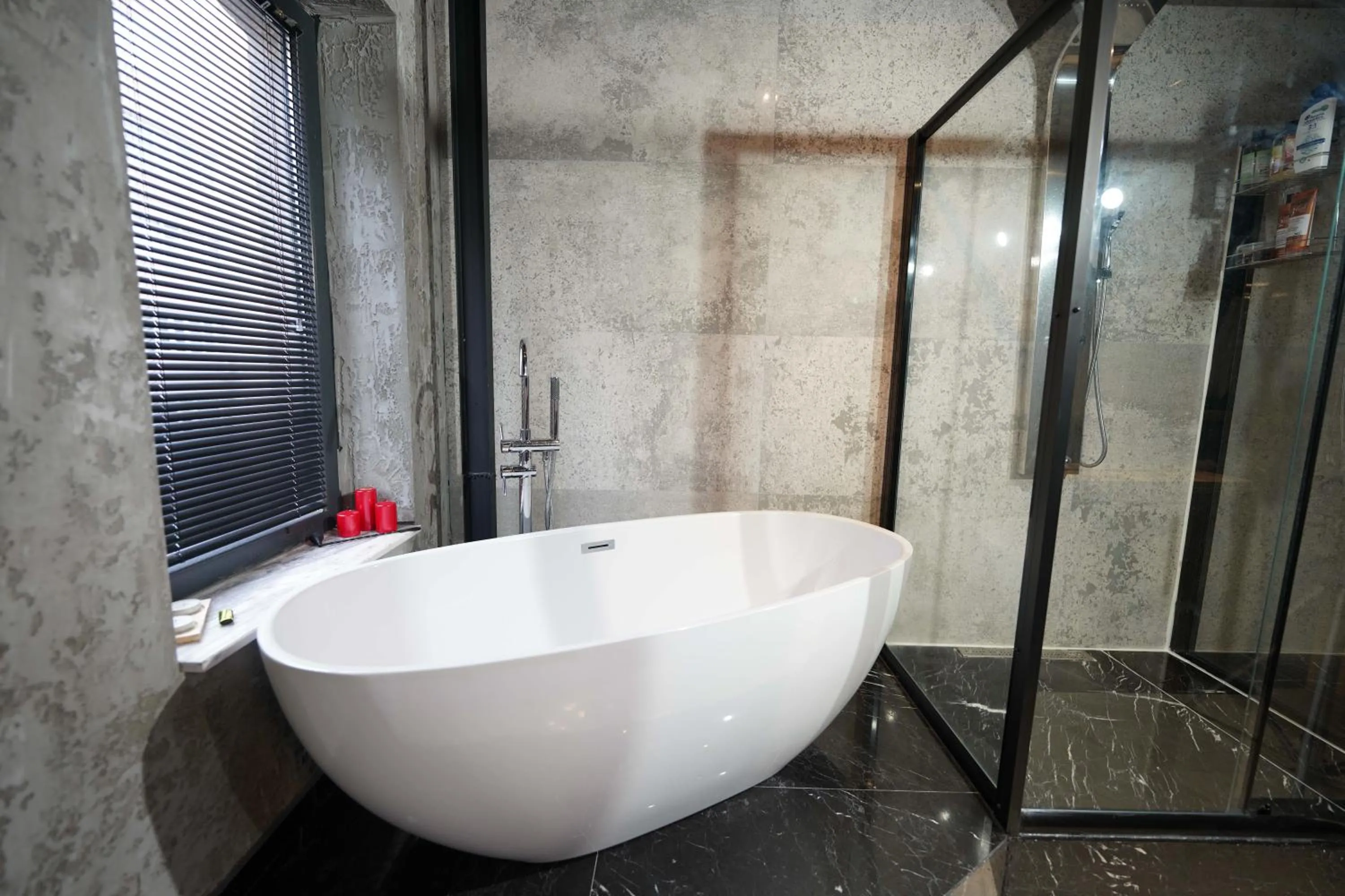 Shower in Monev Suites Hotel