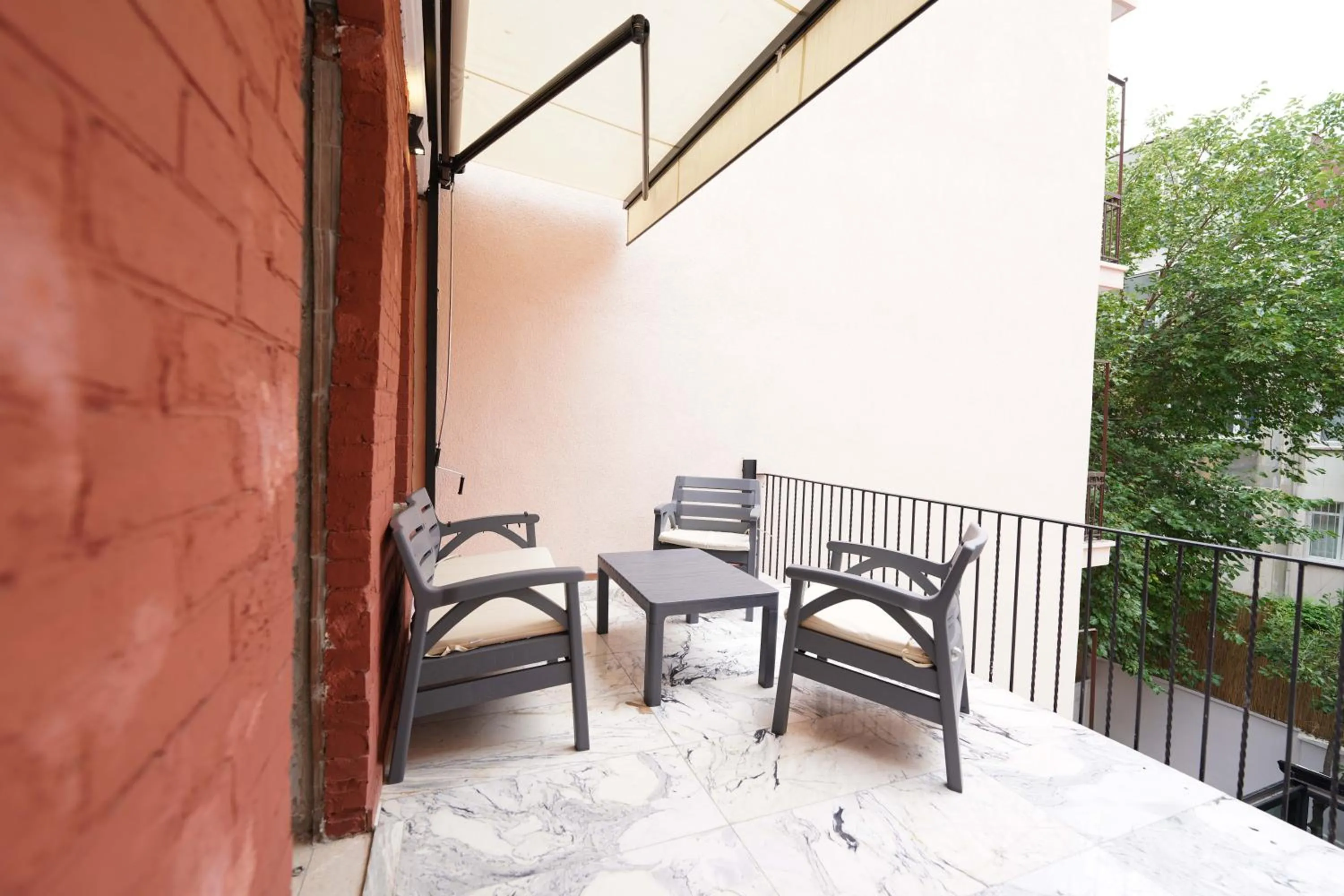 Balcony/Terrace in Monev Suites Hotel