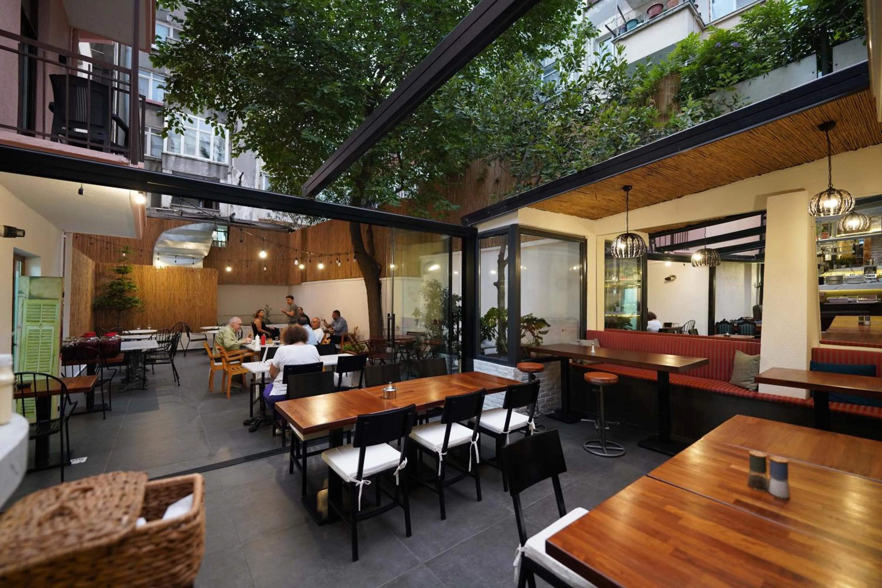 Restaurant/places to eat in Monev Suites Hotel