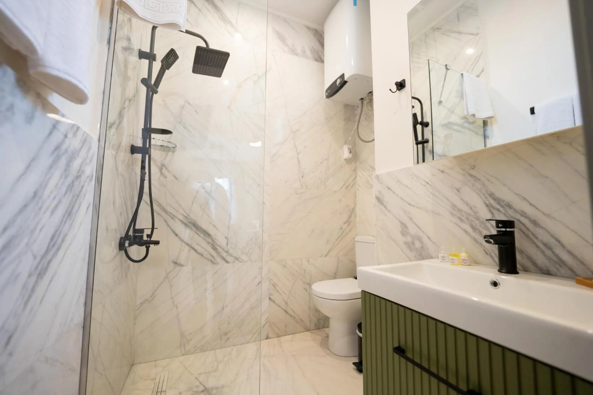 Shower in Monev Suites Hotel